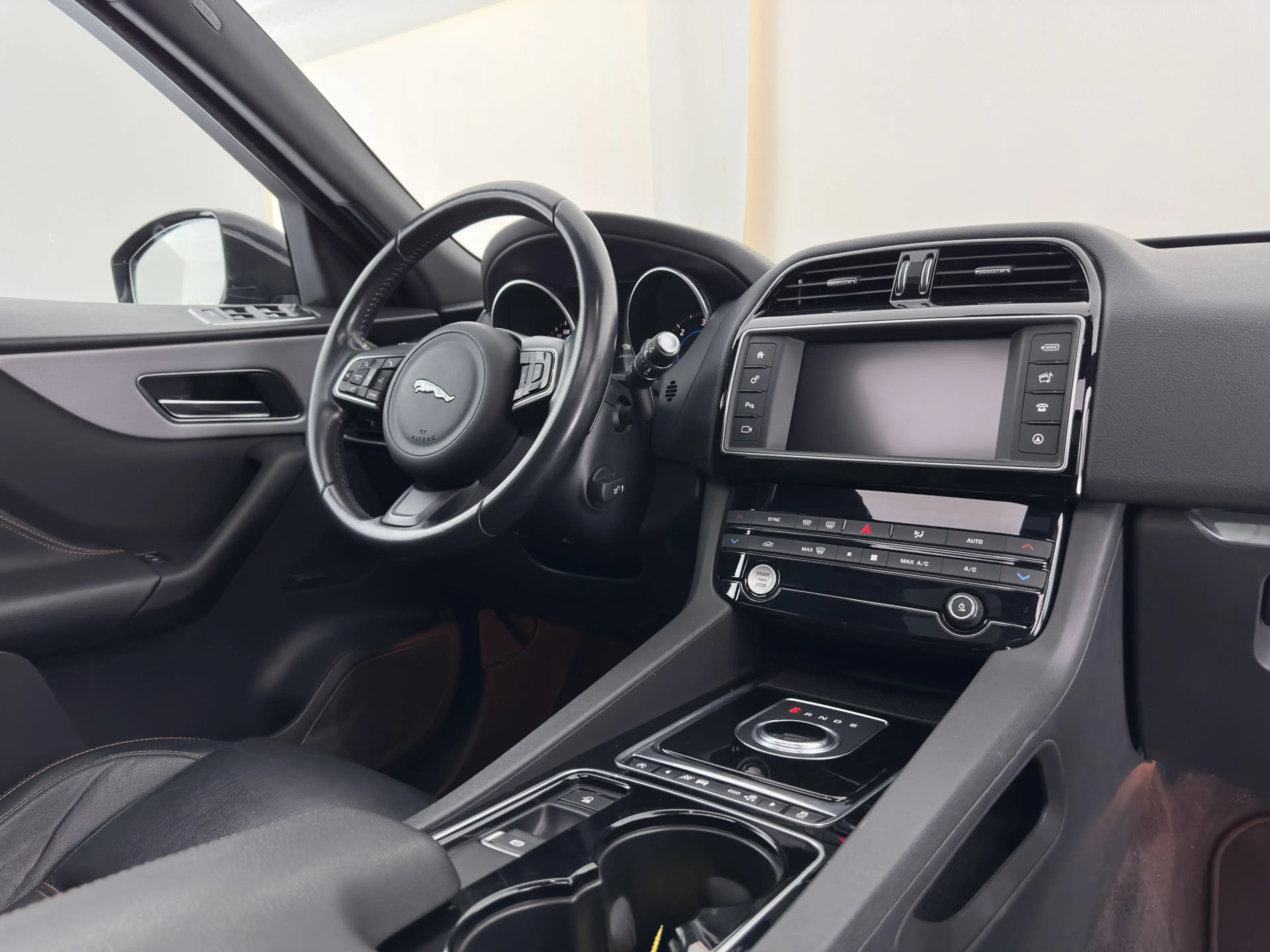Jaguar F-Pace 2.0 D Portfolio AWD Aut. *PANO | LEATHER | XENON | — photo 8
