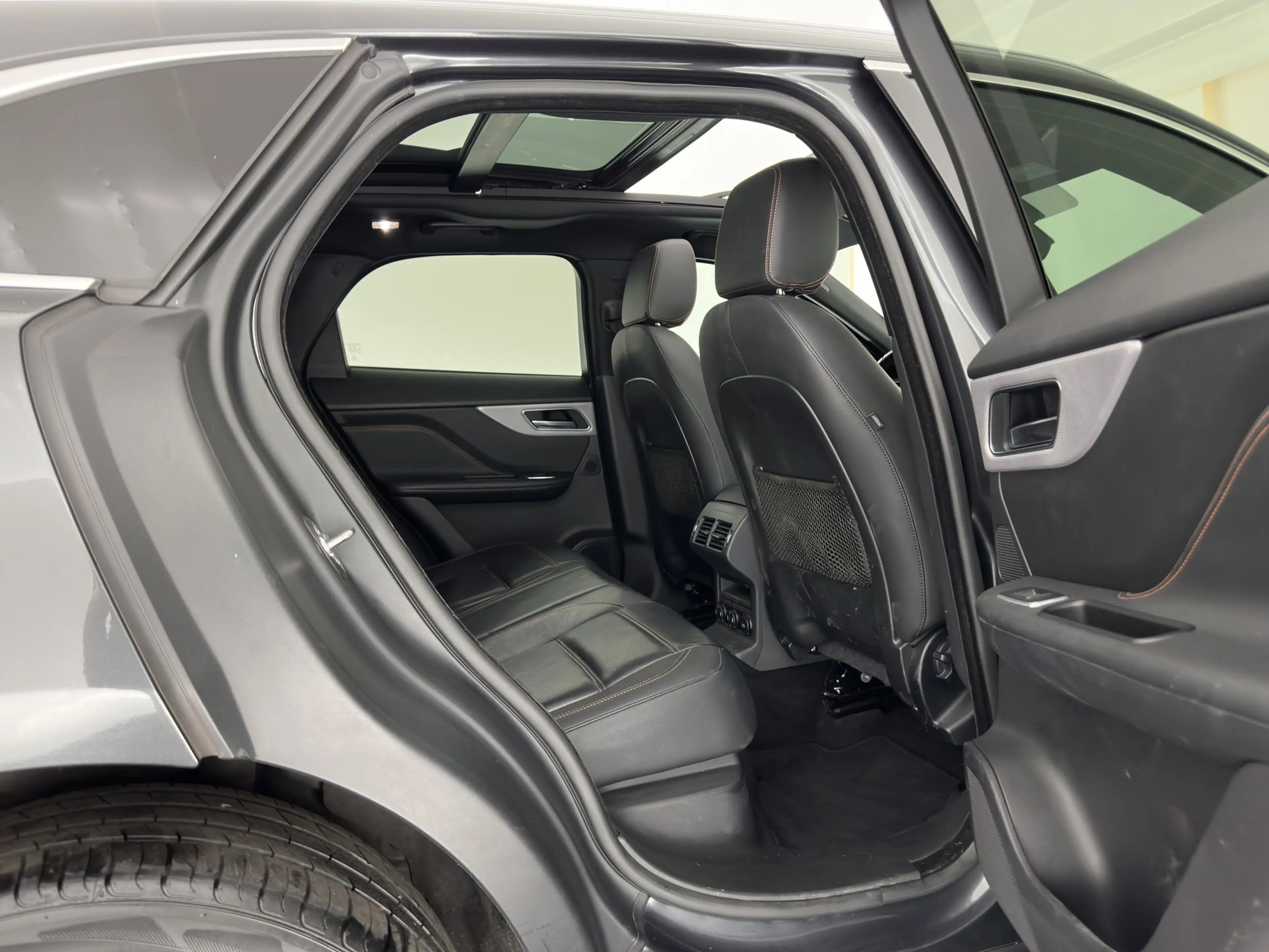 Jaguar F-Pace 2.0 D Portfolio AWD Aut. *PANO | LEATHER | XENON | — photo 12