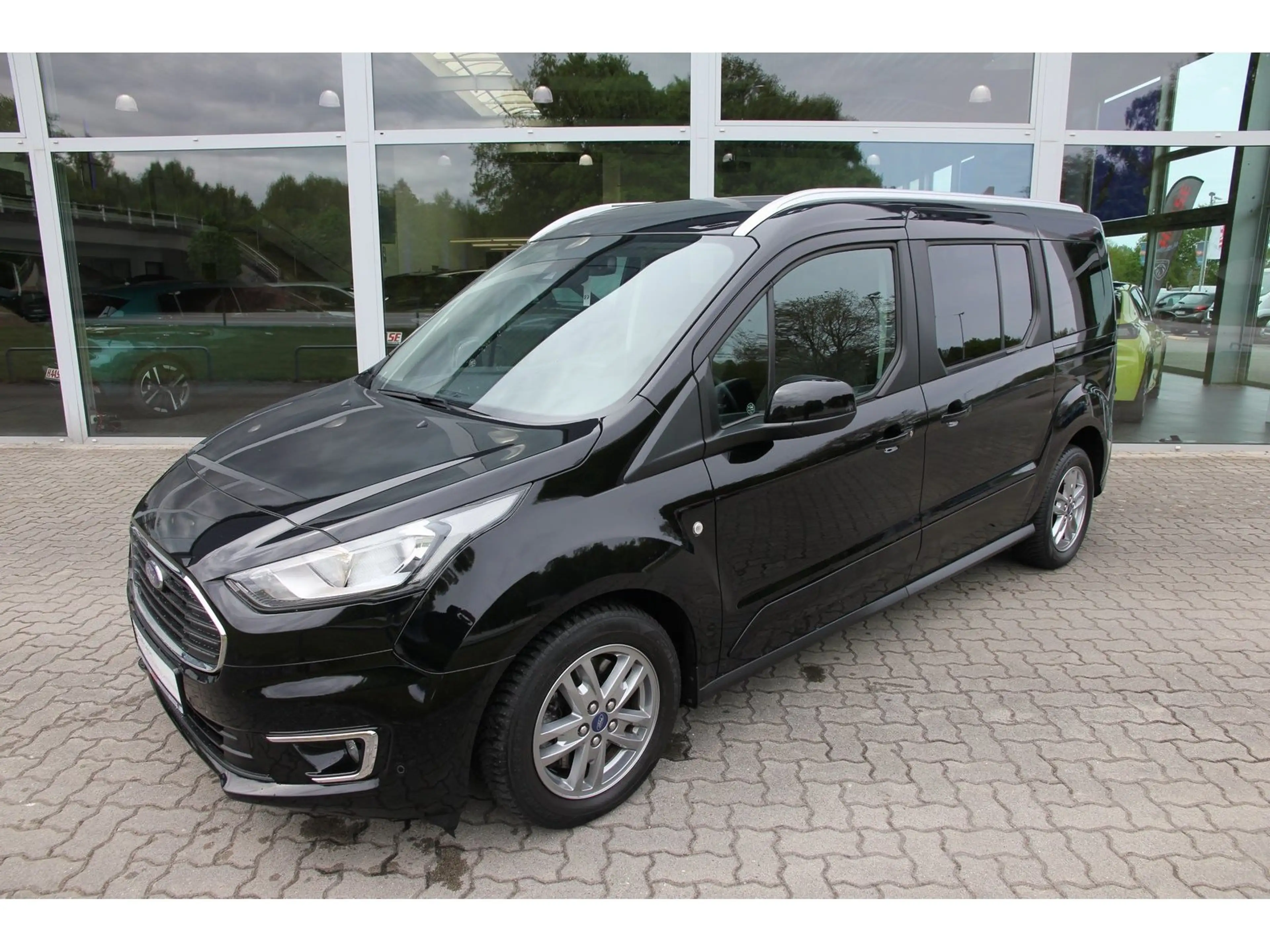 Ford Grand Tourneo Connect Titanium Pano 7-S. AHK
