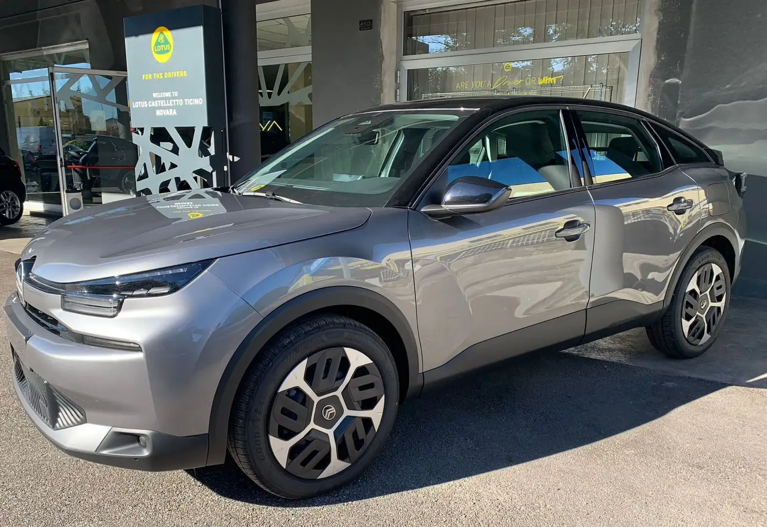 Citroen C4 C4 Hybrid 145 e-DCS6 Plus Grigio - 1