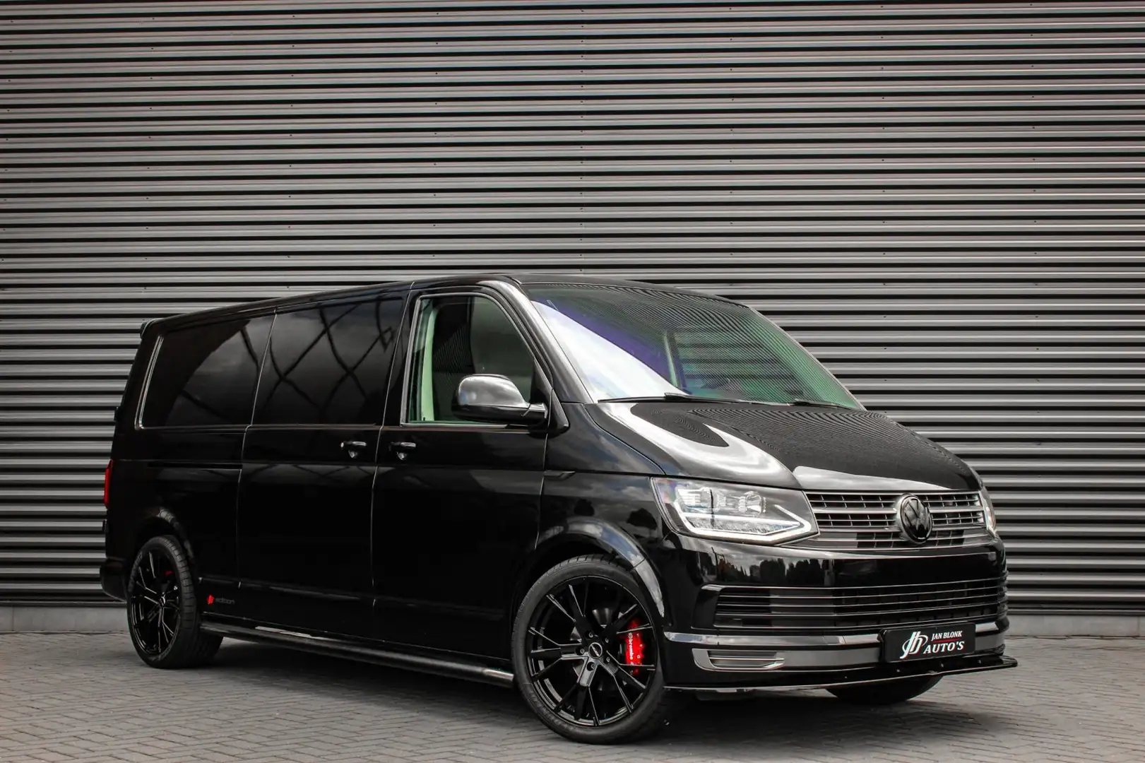 Volkswagen Transporter 2.0 TDI L2H1 150PK / APPLE CARPLAY / VERLAAGD / AL Zwart - 2