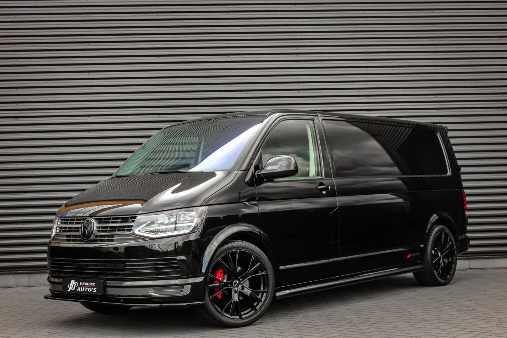 Volkswagen Transporter 2.0 TDI L2H1 150PK / APPLE CARPLAY / VERLAAGD / AL Zwart - 1