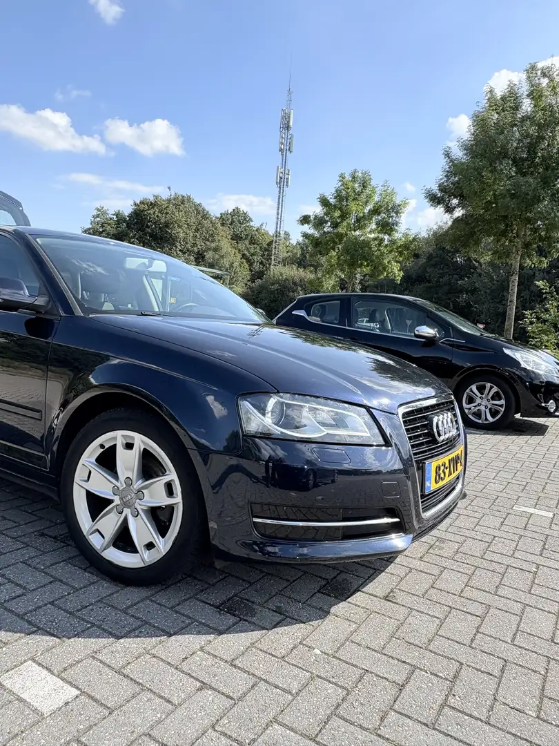 Audi A3 1.6 TDI Attr. Advanced Blauw - 1