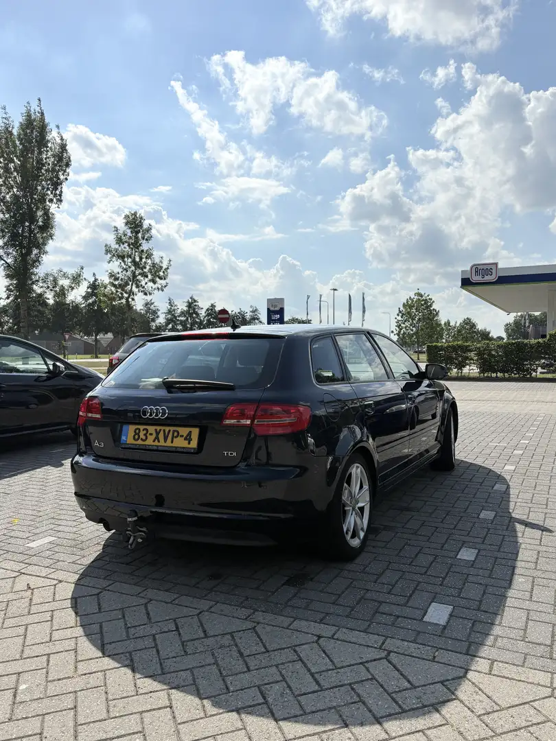Audi A3 1.6 TDI Attr. Advanced Blauw - 2