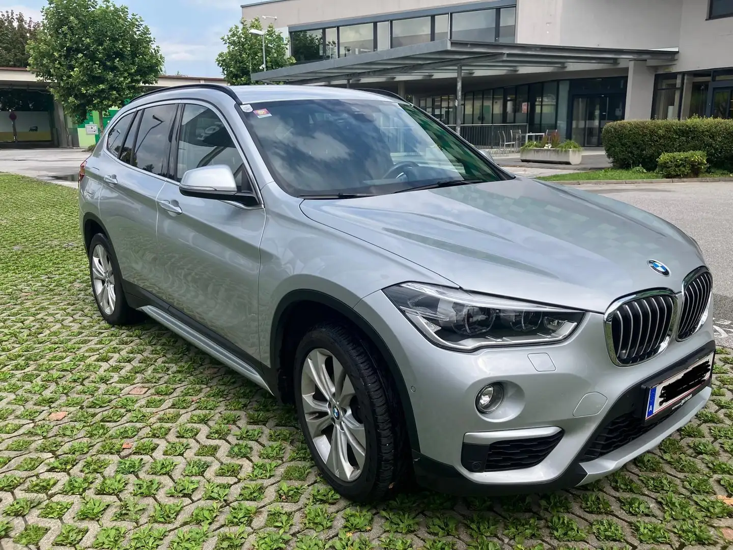 BMW X1 X1 sDrive18d M Sport Aut. M Sport Grau - 2