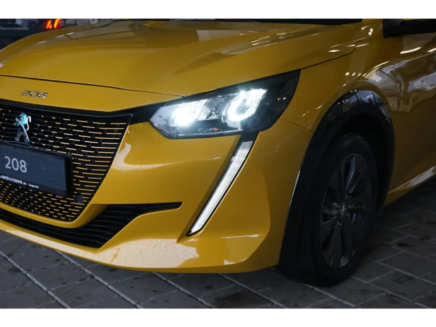 Peugeot 208 Allure Elektro 136 Navi Kamera Klimaaut. DAB Gelb - 2
