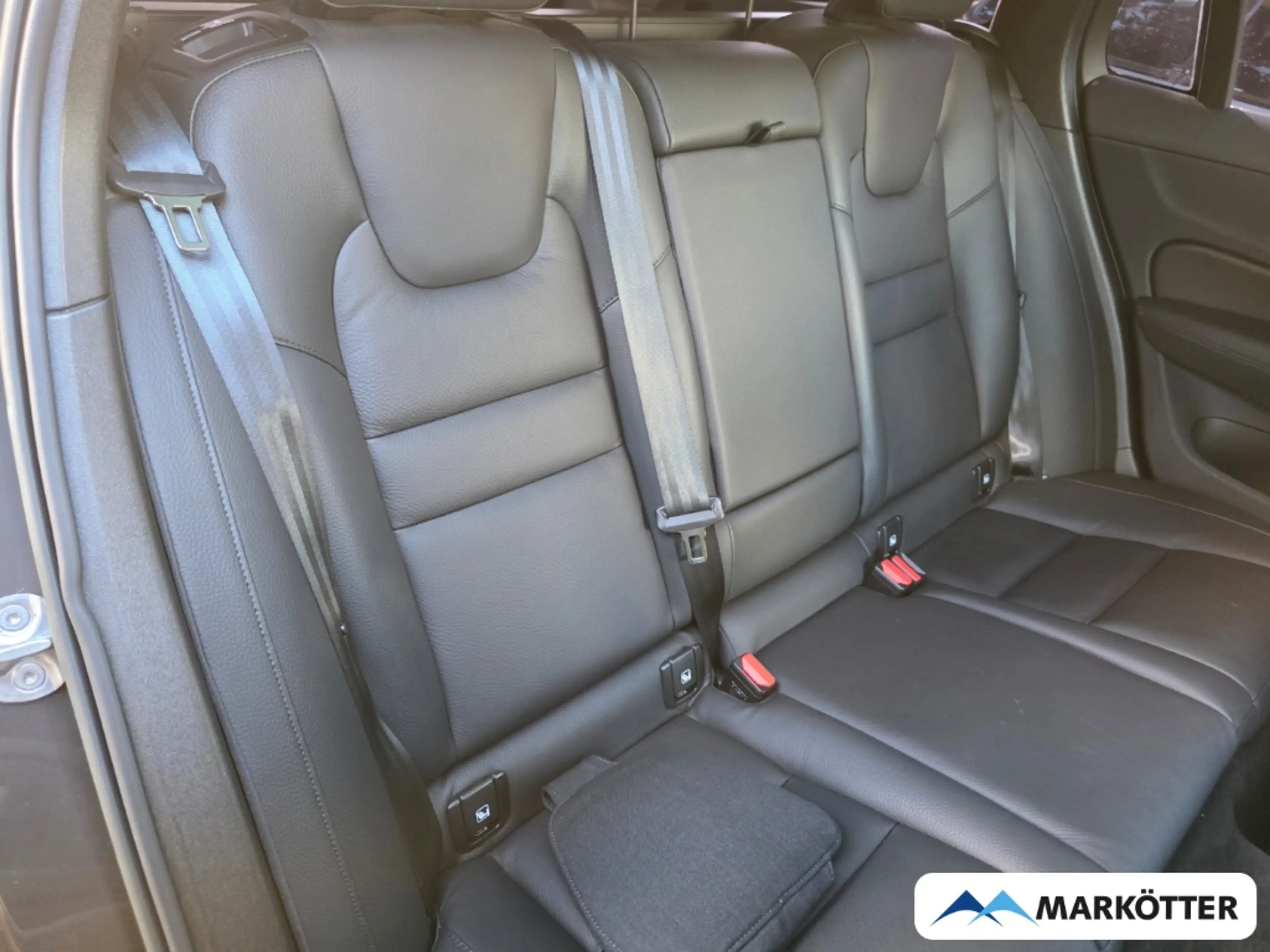 Volvo V60 Cross Country PLUS B4 AWD ACC/AHK/CAM/STHZ/PANO/SHZ/H&K — photo 6