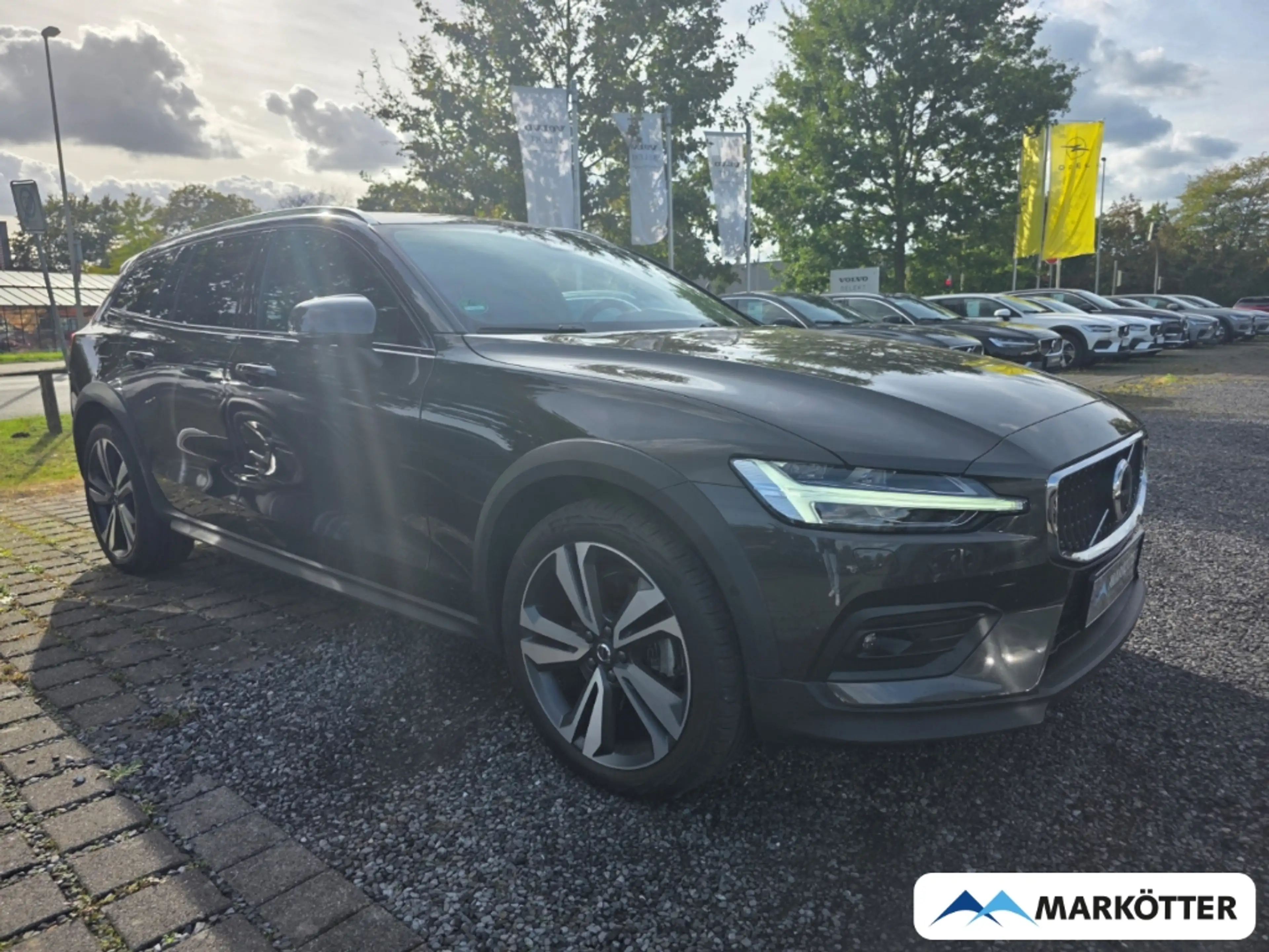 Volvo V60 Cross Country PLUS B4 AWD ACC/AHK/CAM/STHZ/PANO/SHZ/H&K — photo 2
