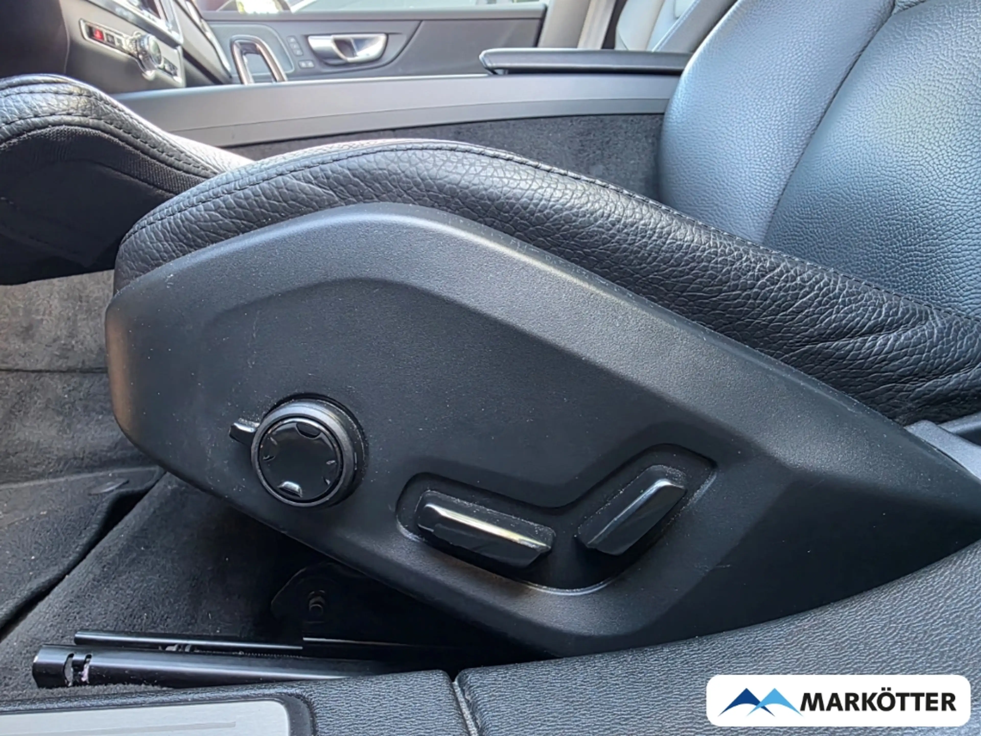 Volvo V60 Cross Country PLUS B4 AWD ACC/AHK/CAM/STHZ/PANO/SHZ/H&K — photo 7