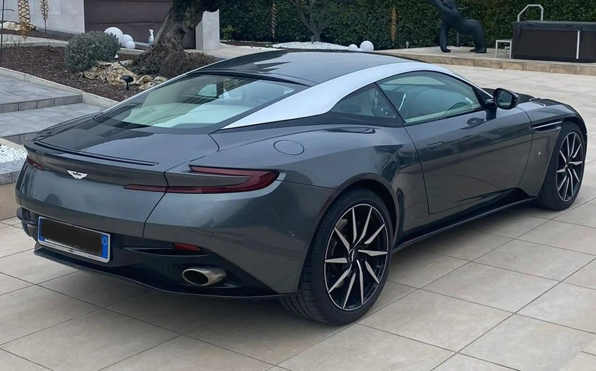 애스턴마틴 DB11 2017 건메탈 사진 4