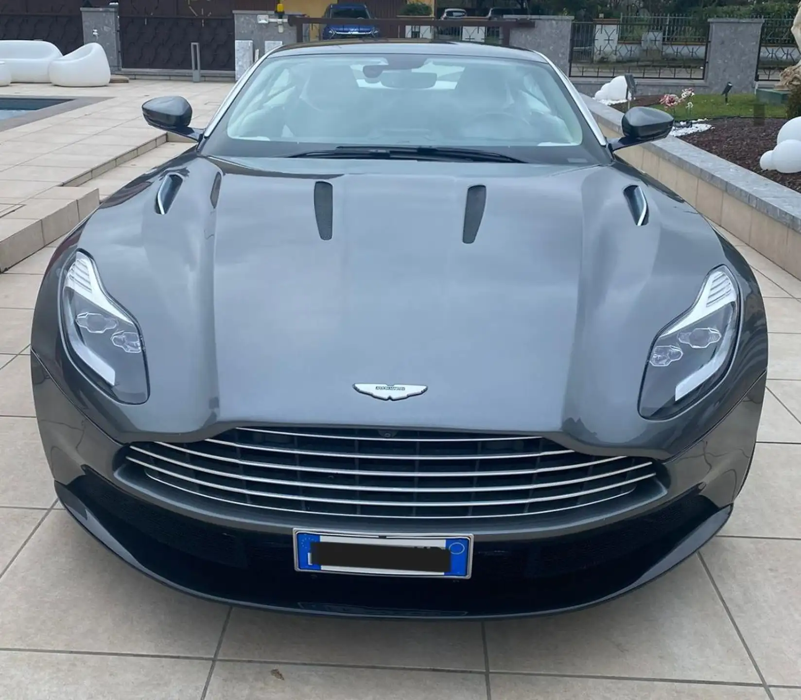 애스턴마틴 DB11 2017 건메탈 사진 2