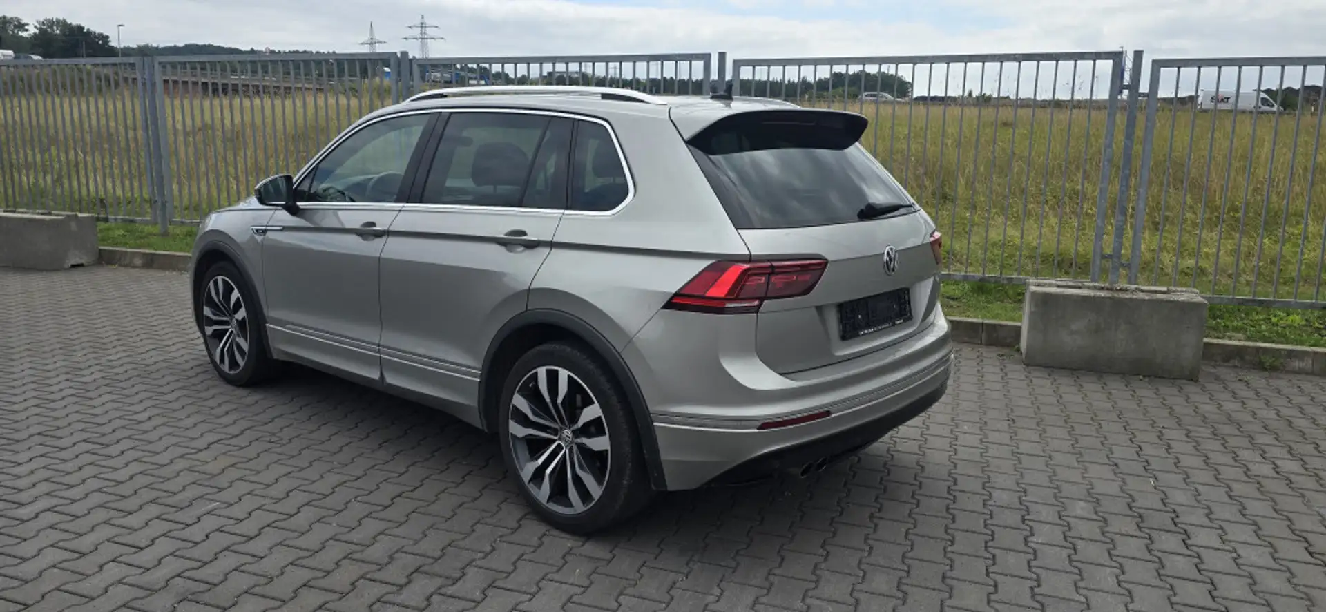Volkswagen Tiguan 2.0 TDI DSG 4M 3x R-Line NAV PAN VIRT LED Silber - 2