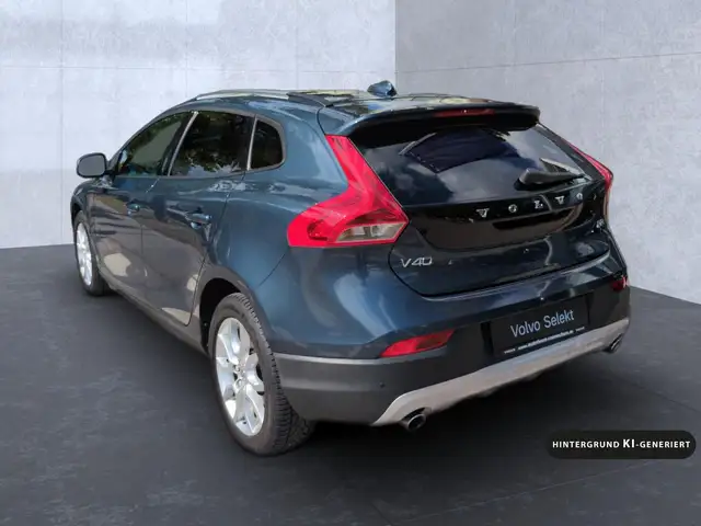 Volvo V40 Cross Country view 5