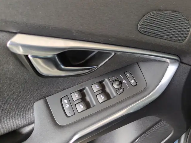 Volvo V40 Cross Country view 12