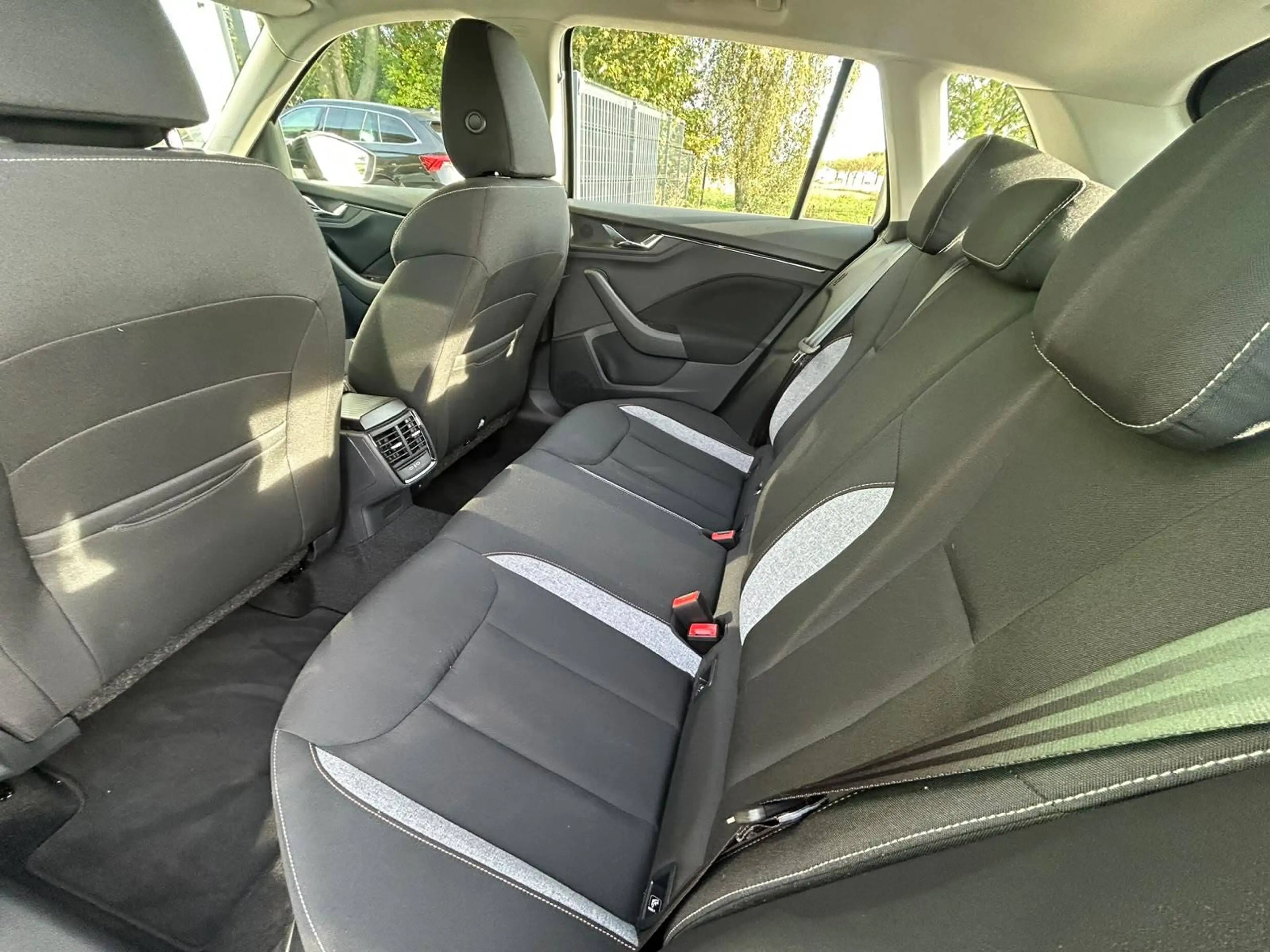 Skoda Kamiq Kamiq 1.0TSI - CarPlay - Attache remorque - GARANTIE — photo 10