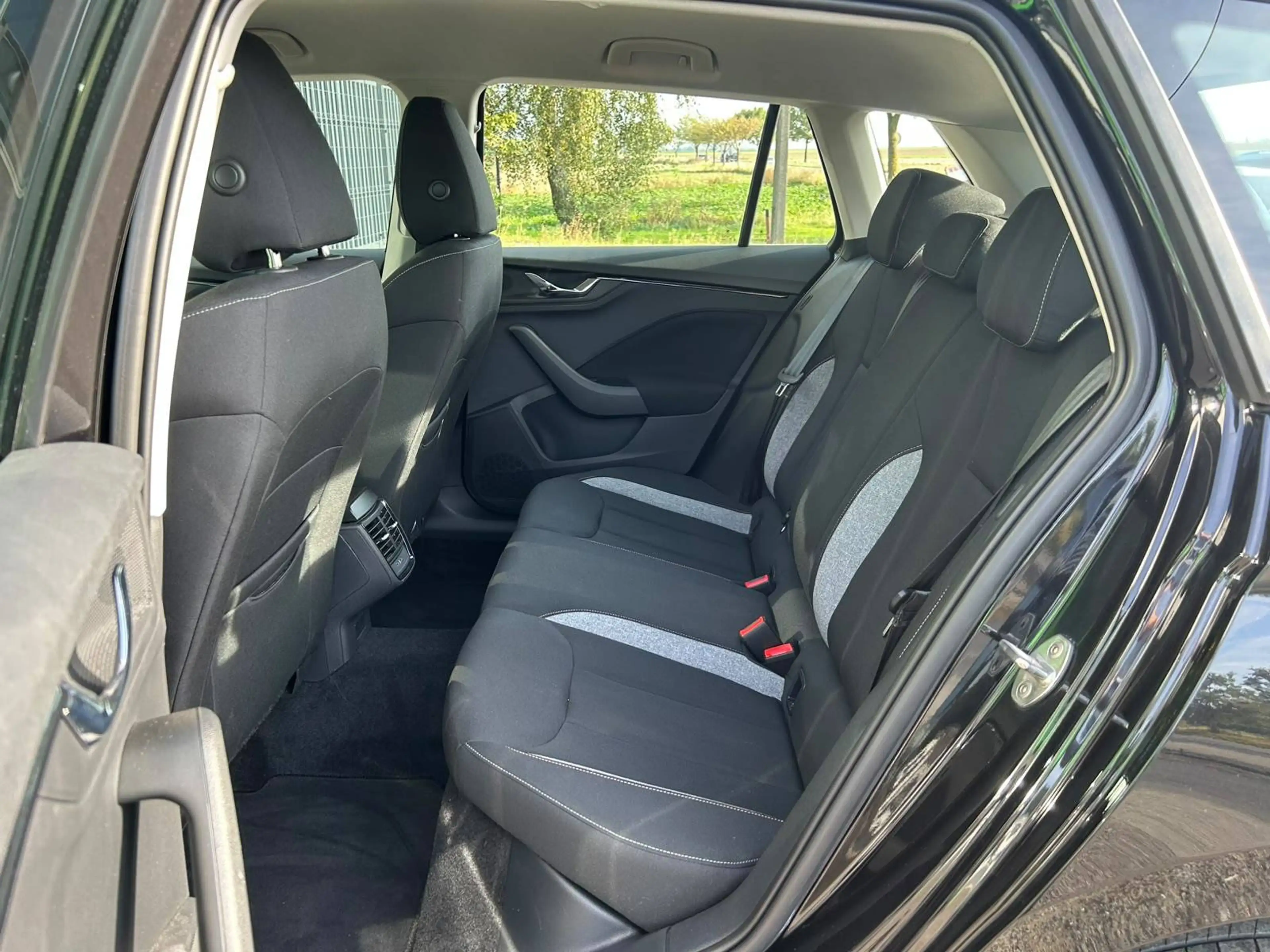 Skoda Kamiq Kamiq 1.0TSI - CarPlay - Attache remorque - GARANTIE — photo 9
