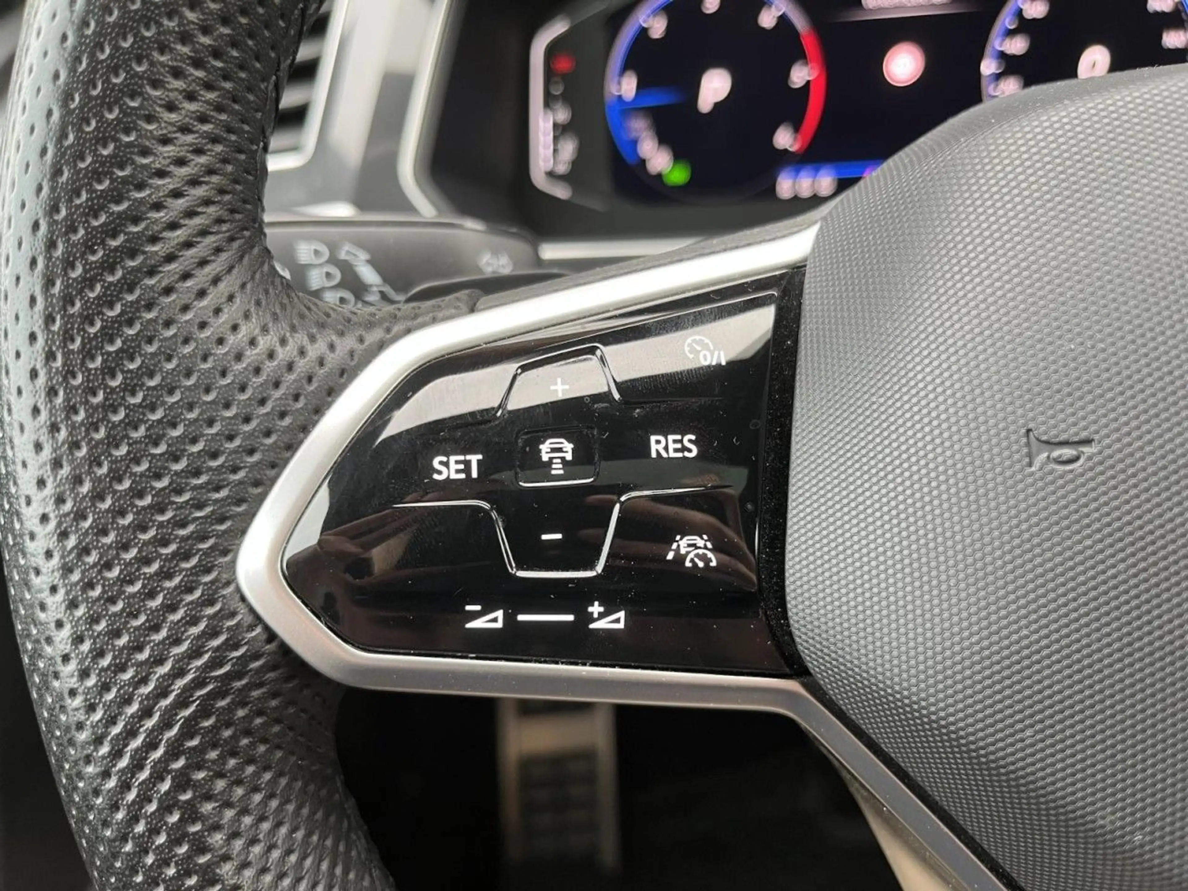 Volkswagen Tiguan Allspace 2,0 TDI DSG 4Motion R-Line Black — photo 14