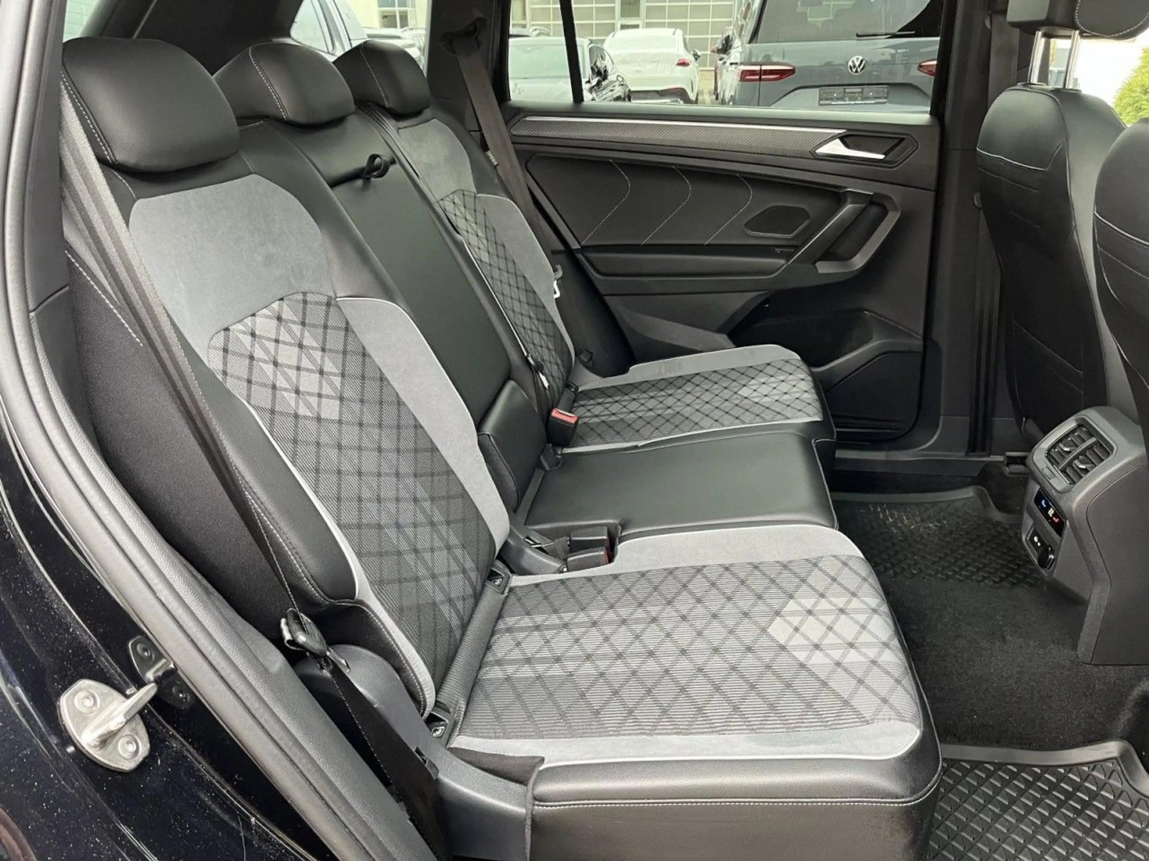 Volkswagen Tiguan Allspace 2,0 TDI DSG 4Motion R-Line Black — photo 9