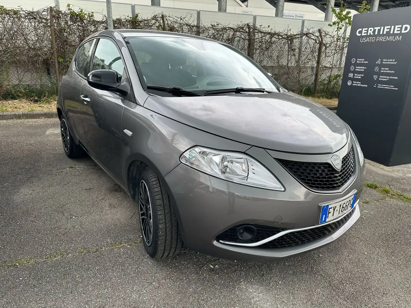 Lancia Ypsilon 1.2 Gold s&s 69cv GPL Grigio - 1