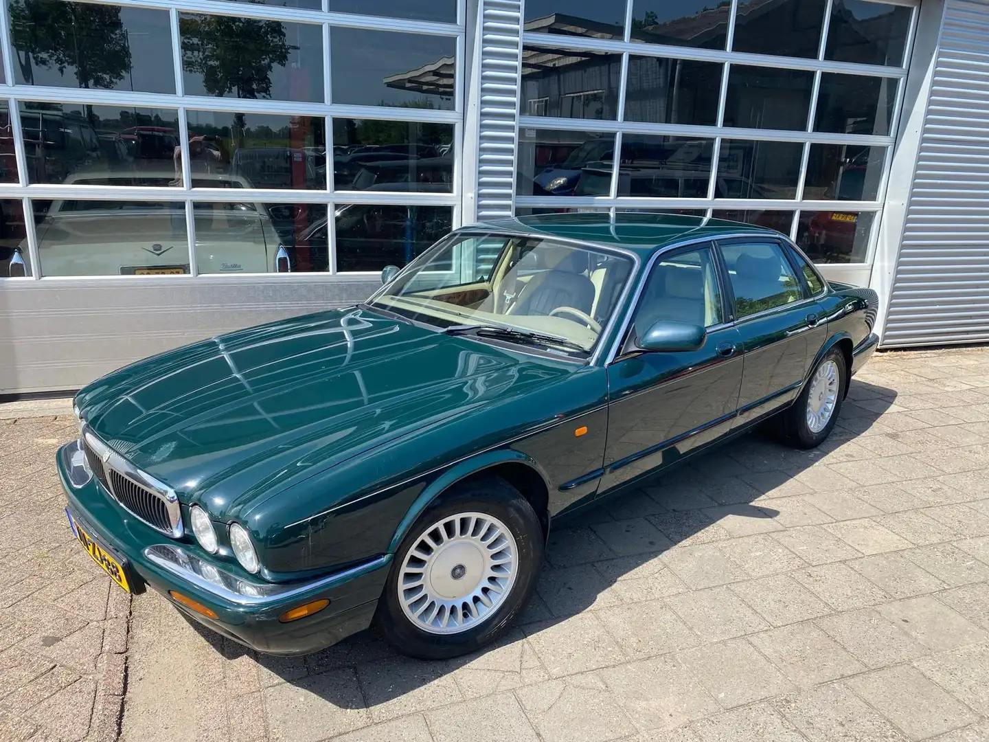 Jaguar XJ 3.2 V8 Executive Groen - 2