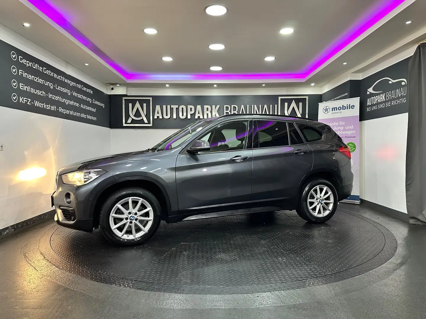 BMW X1 sDrive 18d Advantage Automatik *NAVI* Grau - 2