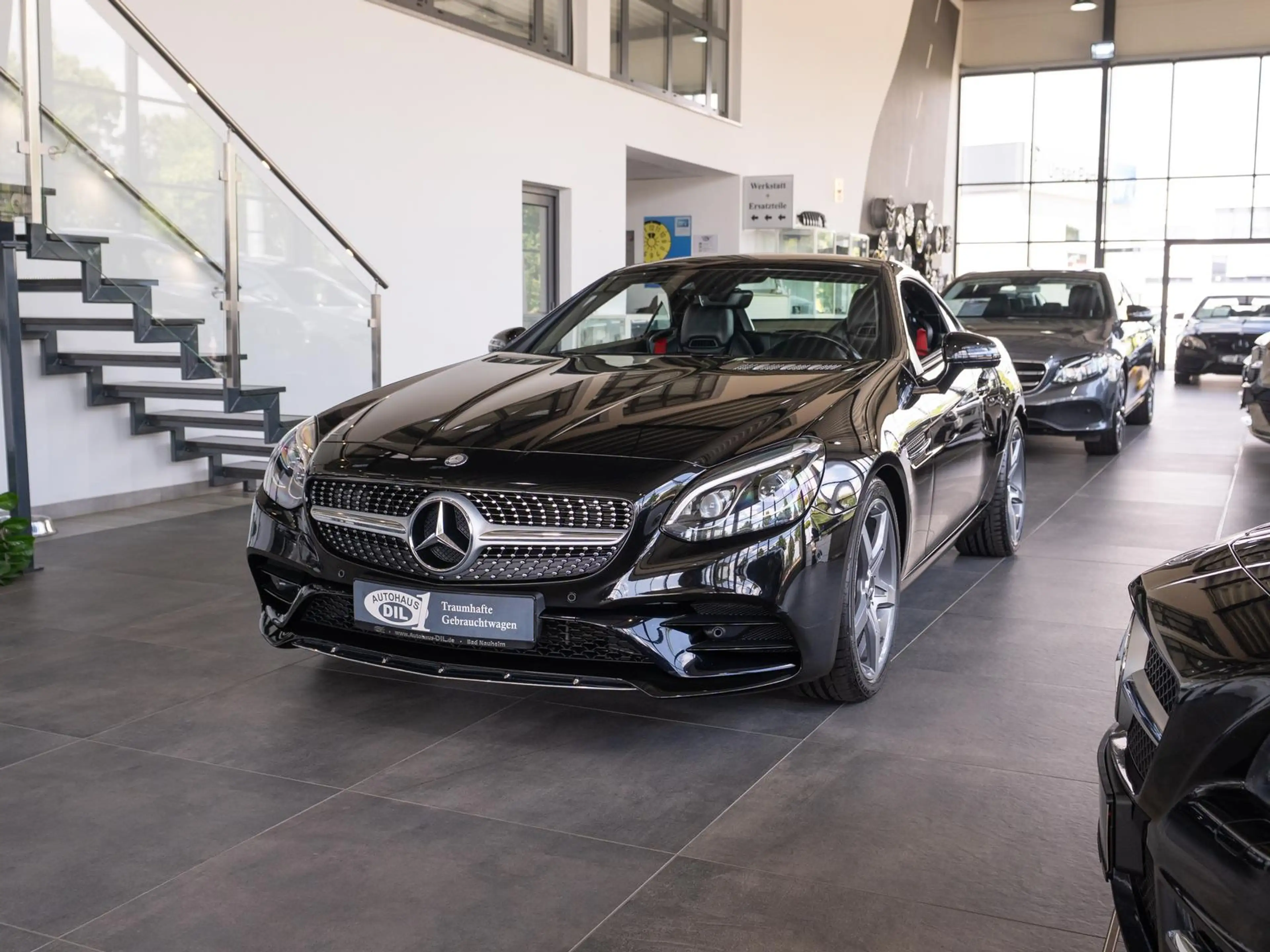 Mercedes-Benz SLC 200 9G-Tronic *AMG*PANO*PDC*AIRSCARF*LEDER* — photo 3