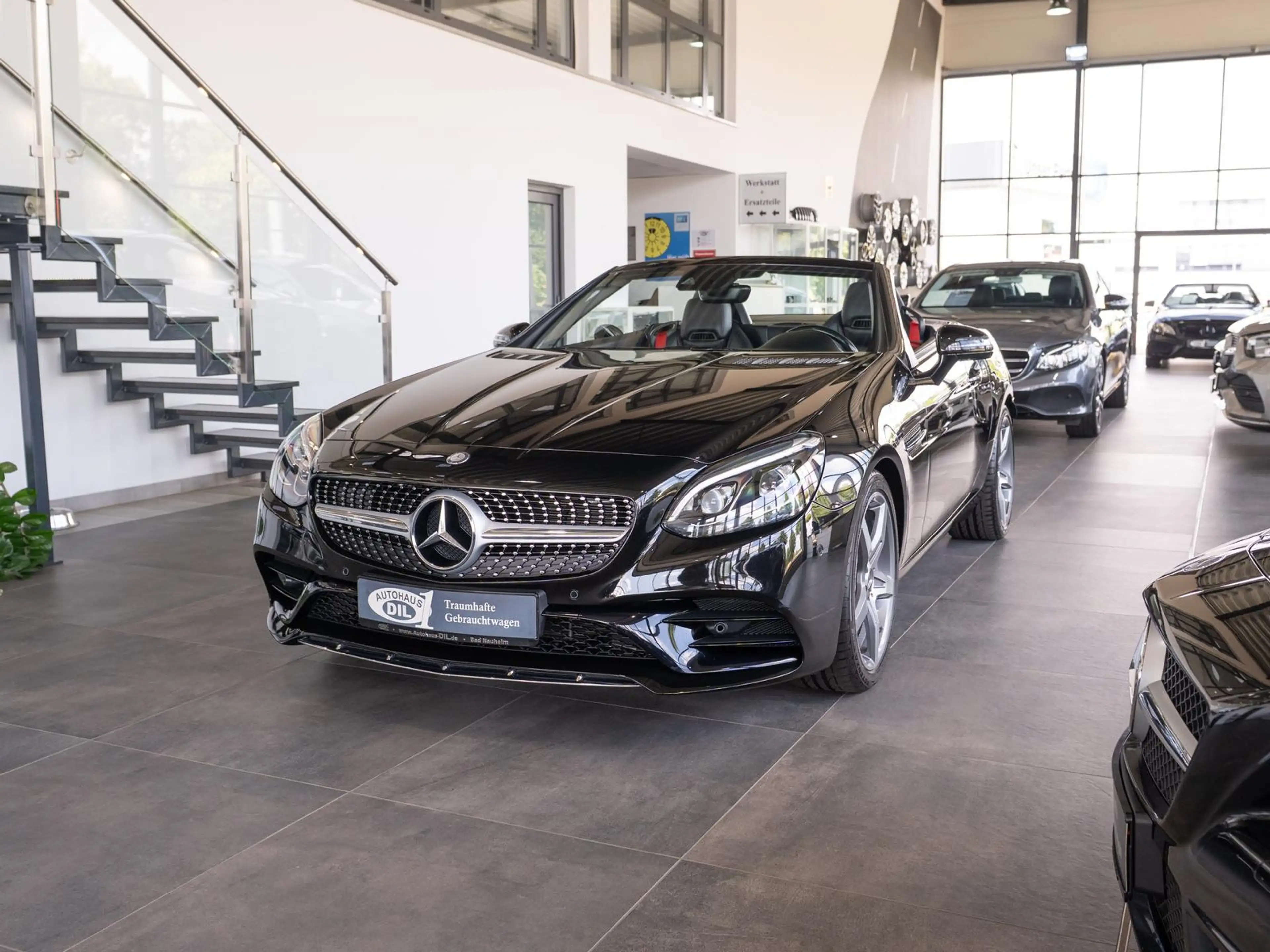 Mercedes-Benz SLC 200 9G-Tronic *AMG*PANO*PDC*AIRSCARF*LEDER* — photo 4