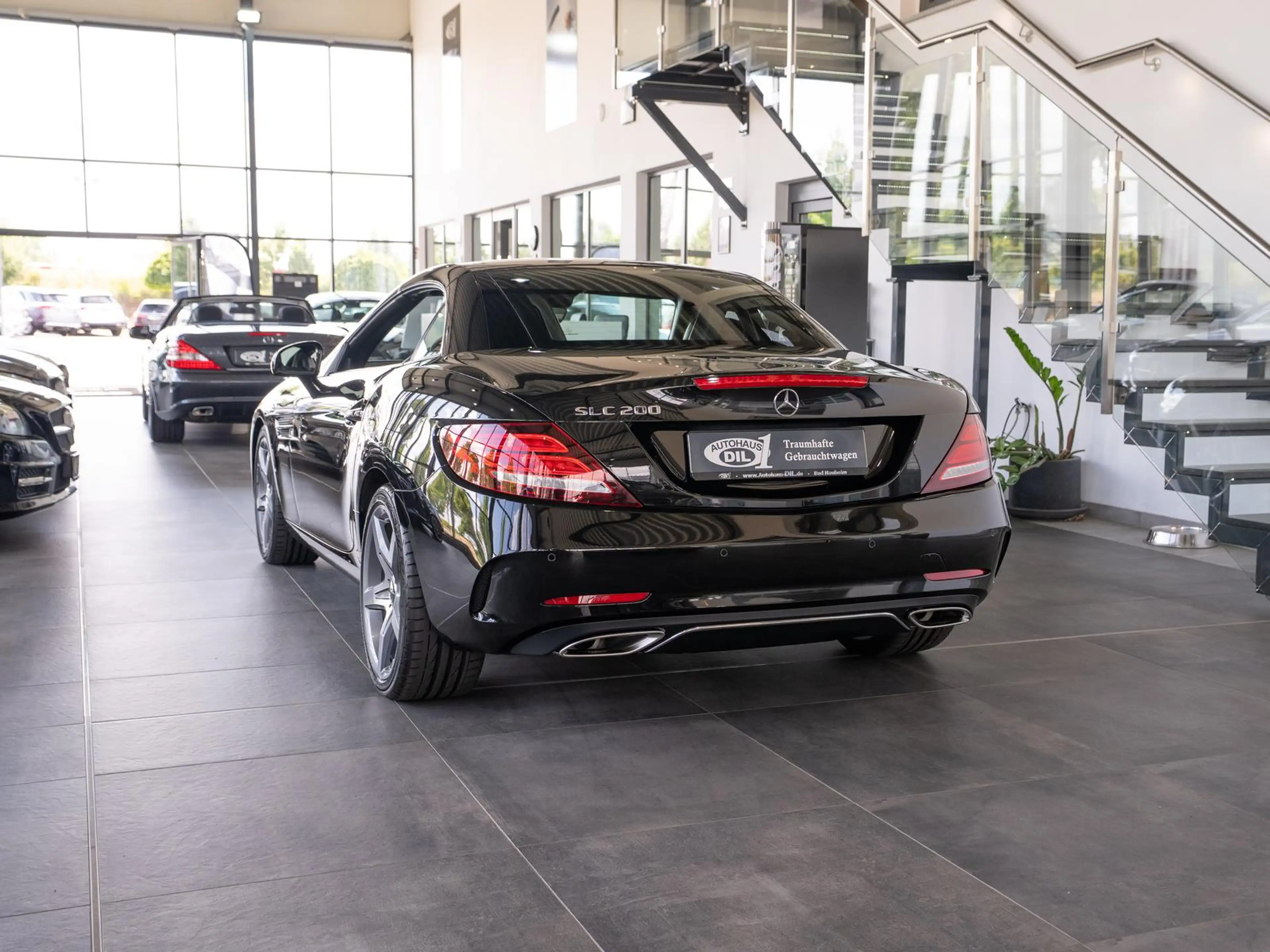 Mercedes-Benz SLC 200 9G-Tronic *AMG*PANO*PDC*AIRSCARF*LEDER* — photo 6