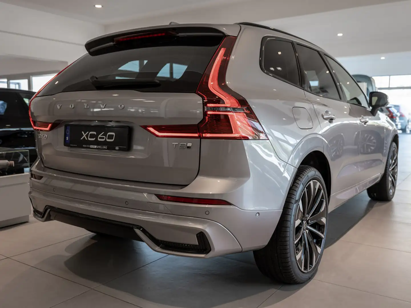 Volvo XC60 T8 AWD Ultra Dark Plug-In LED PANO 360° Zilver - 2