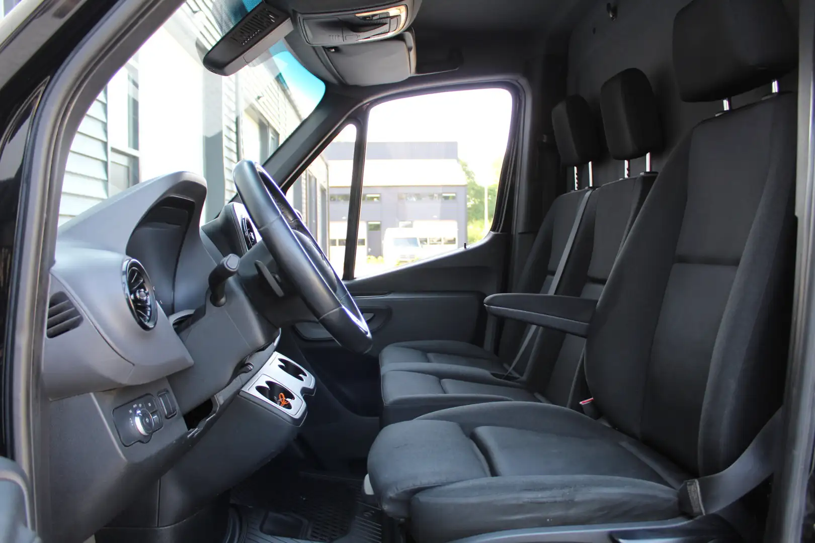 Mercedes-Benz Sprinter 317 RWD 1.9 CDI L2H2 | LED | 1 eigenaar Zwart - 2