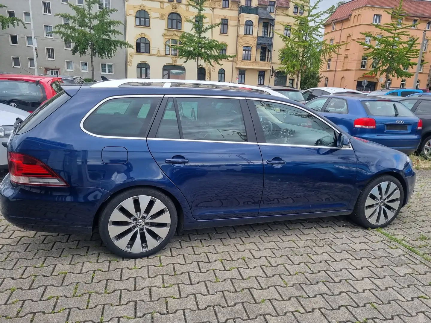 Volkswagen Golf Variant 1.6 TDI DPF Highline Bleu - 2