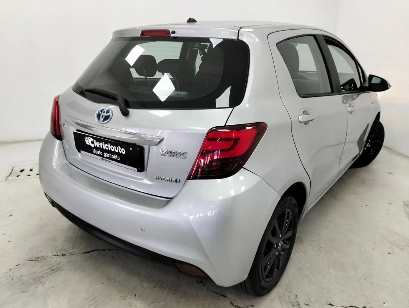 Toyota Yaris 1.5 Hybrid 5 porte Active Argento - 2
