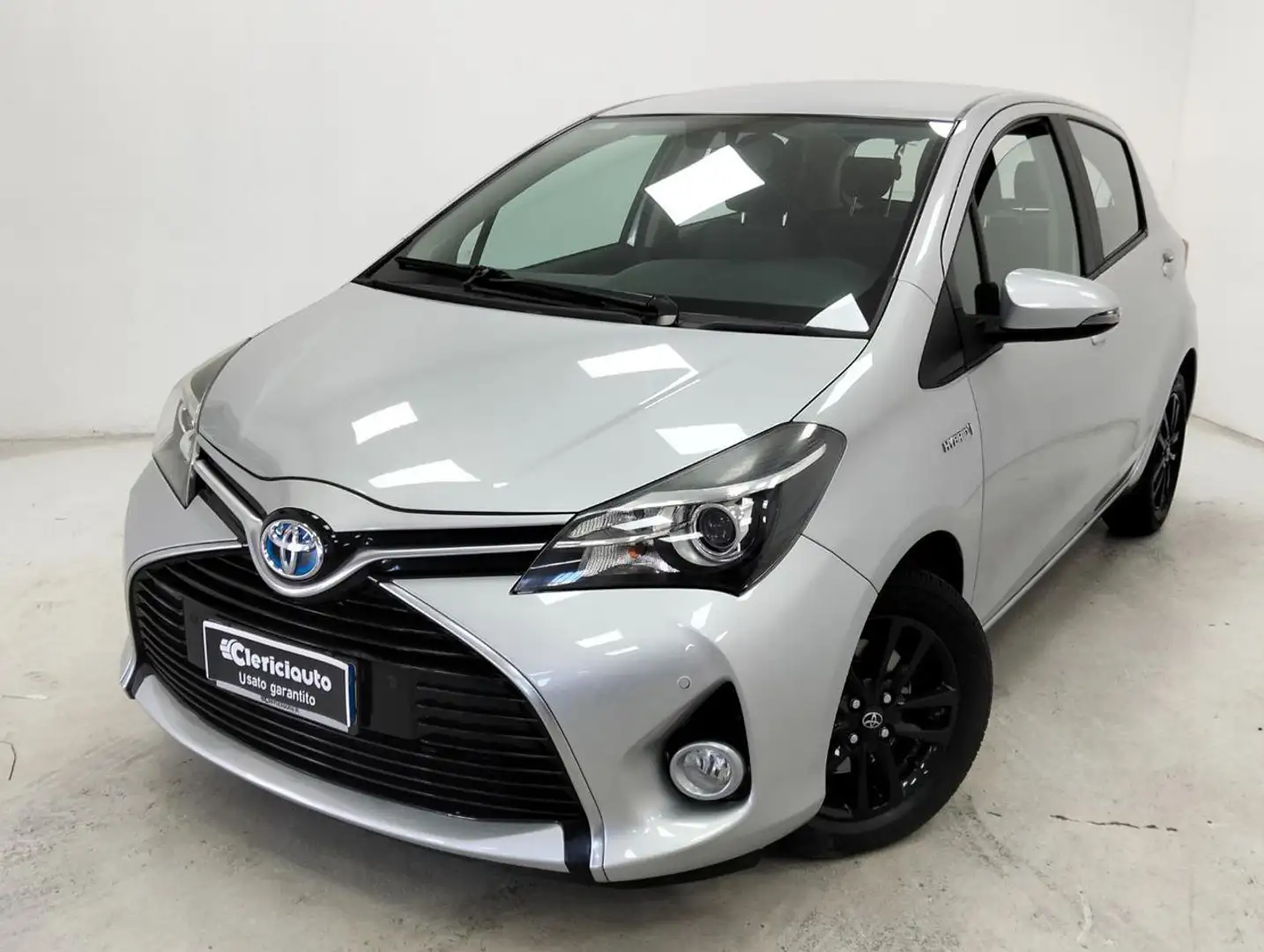 Toyota Yaris 1.5 Hybrid 5 porte Active Argento - 1