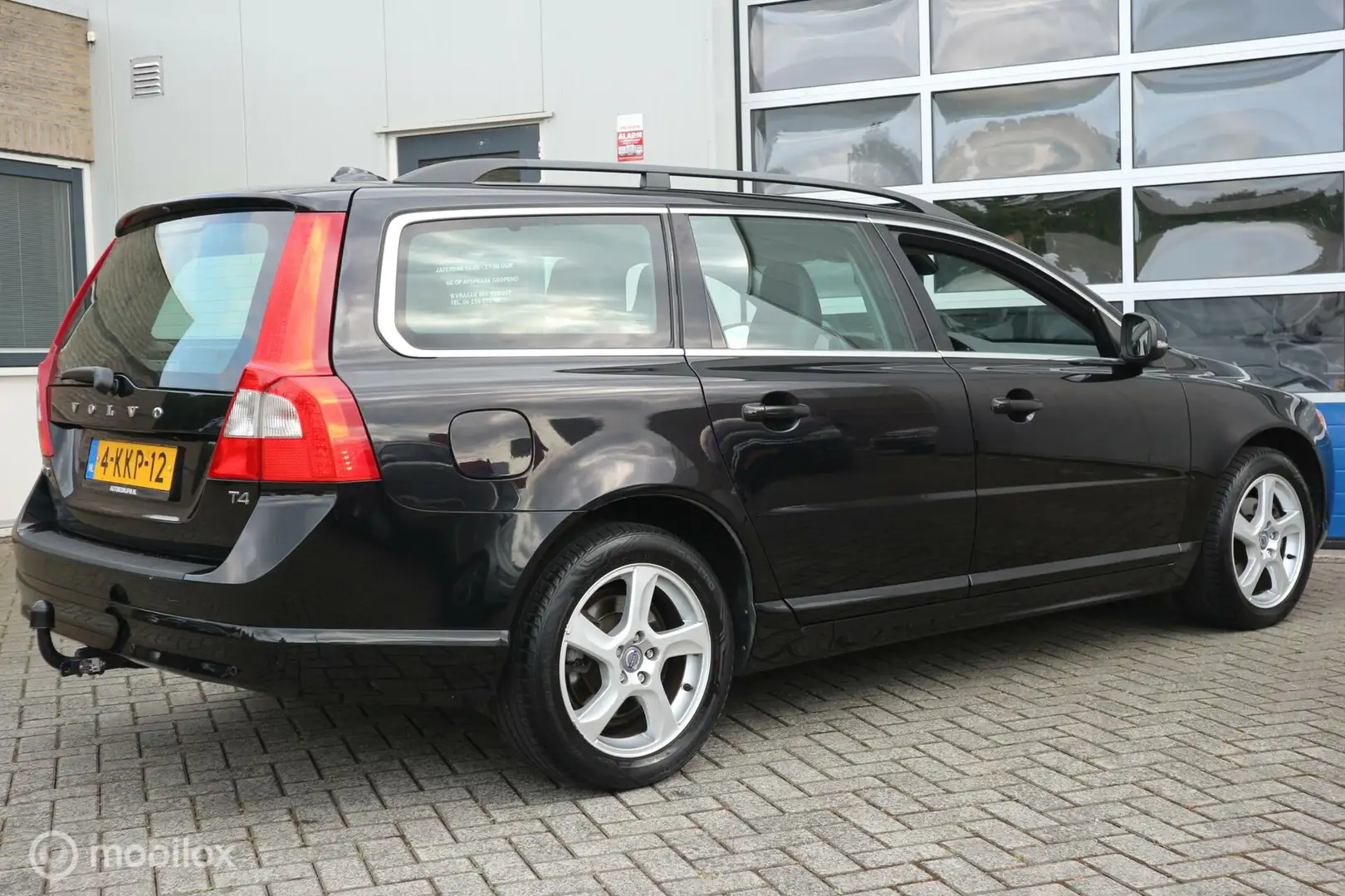 Volvo V70 1.6 T4 Nordic LEDER/XENON/NAVIGATIE/TREKHAAK/NAP crna - 2