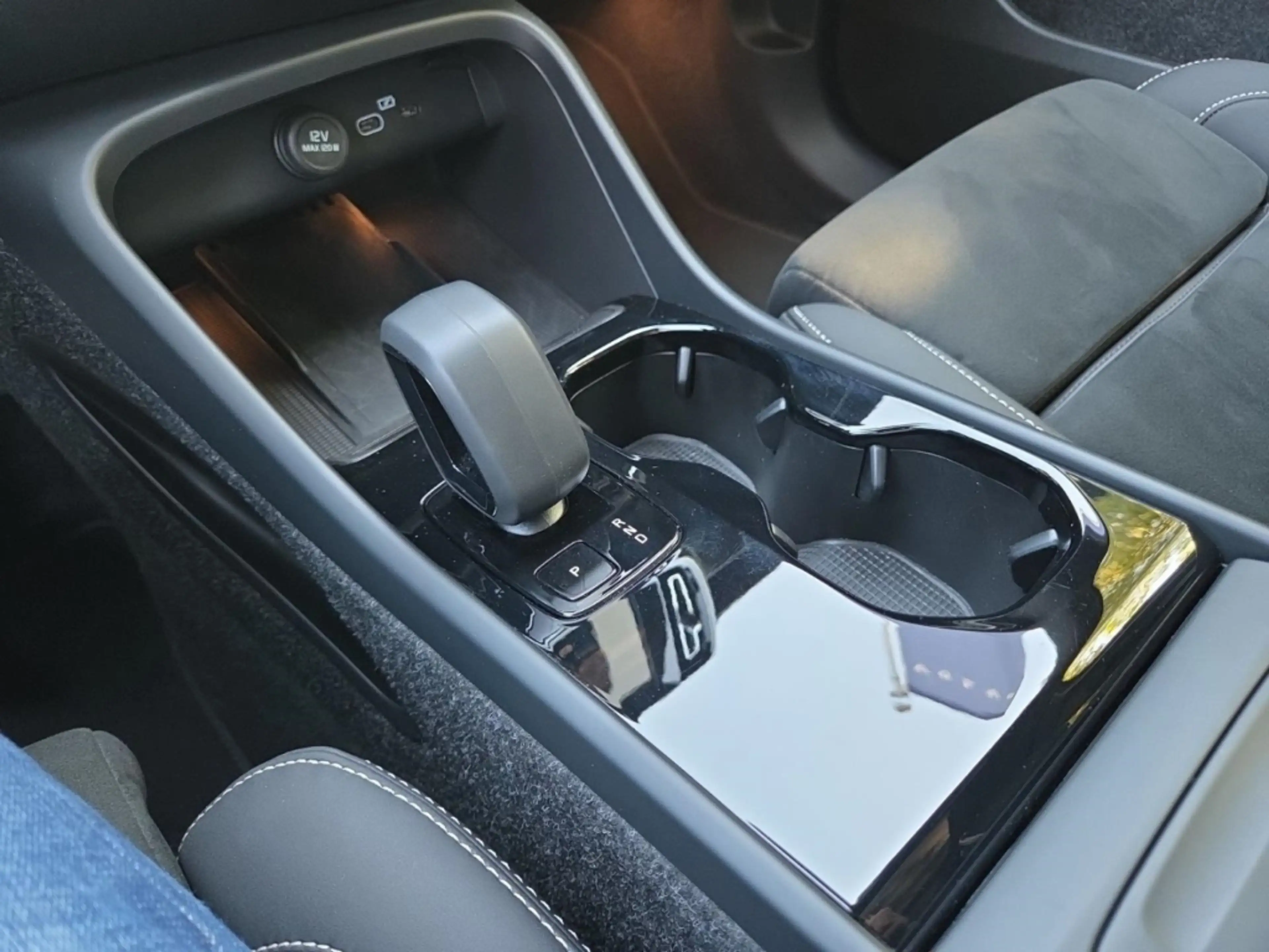 Volvo EX40 325 kW Twin Motor Performance AWD Ultra Black Edit — photo 13