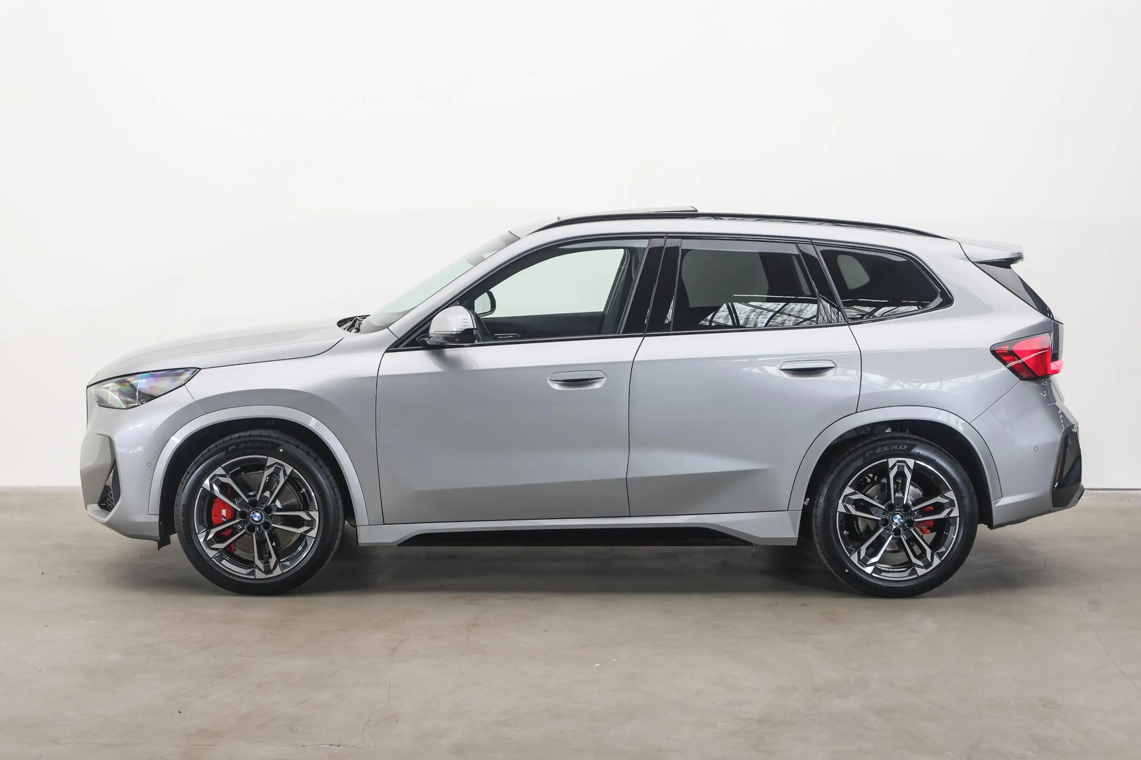 BMW iX1 eDrive20 M Sport / Panoramadak / Trekhaak / Sports — photo 8