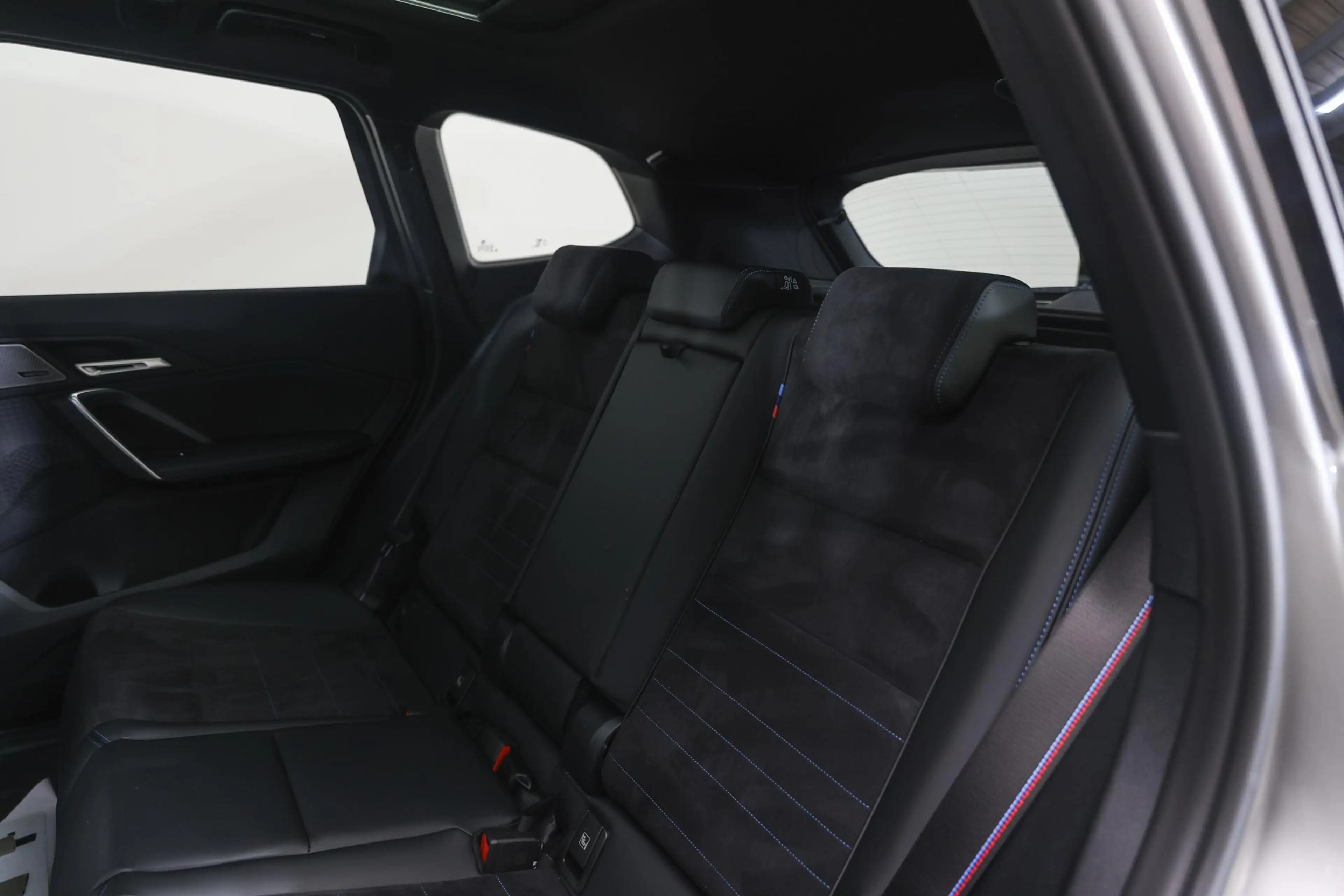 BMW iX1 eDrive20 M Sport / Panoramadak / Trekhaak / Sports — photo 12
