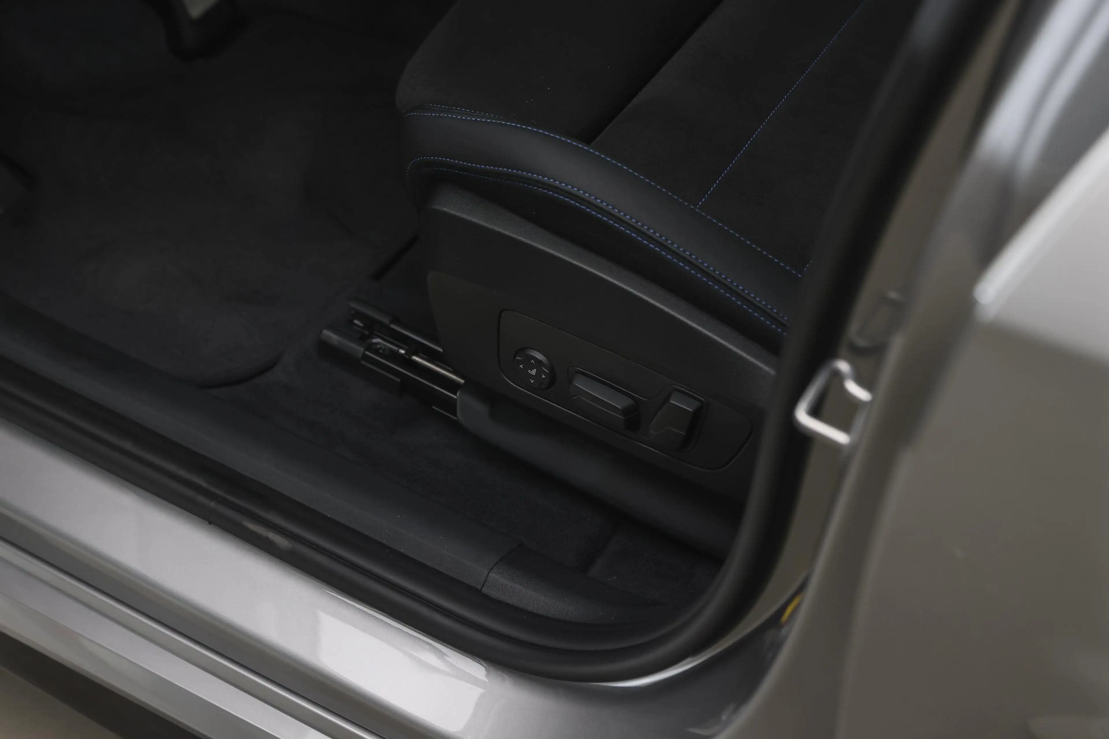 BMW iX1 eDrive20 M Sport / Panoramadak / Trekhaak / Sports — photo 14