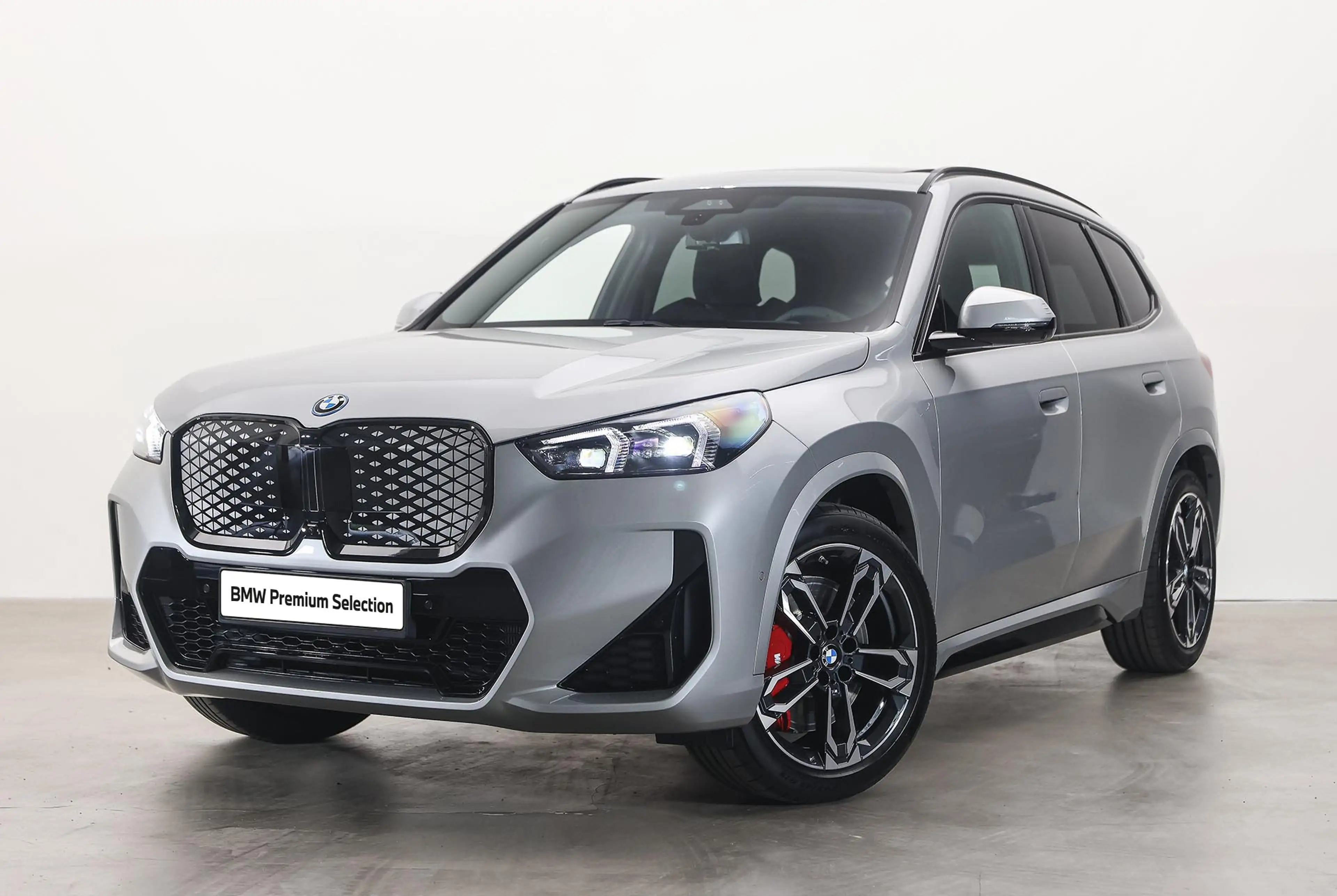 BMW iX1 eDrive20 M Sport / Panoramadak / Trekhaak / Sports