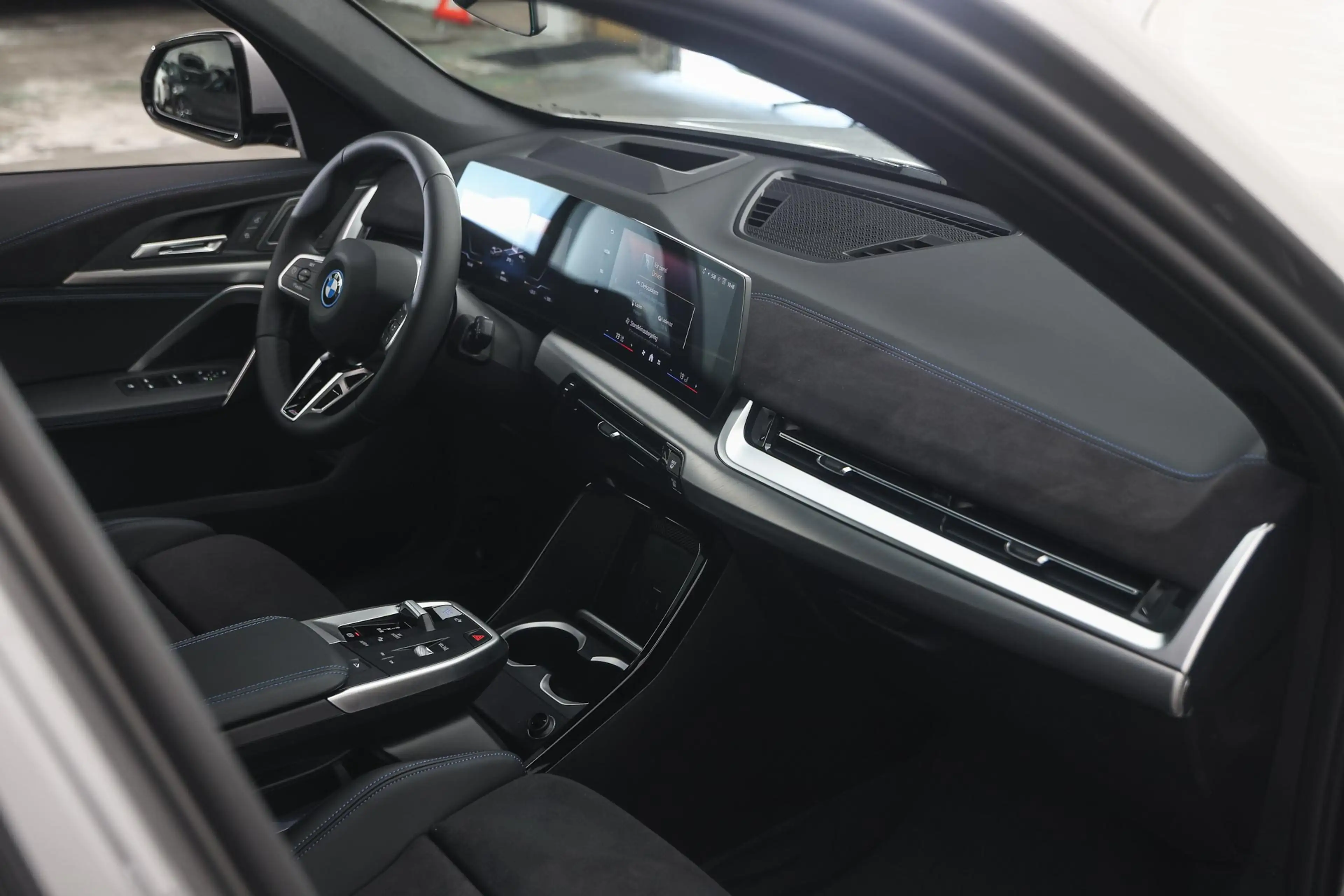 BMW iX1 eDrive20 M Sport / Panoramadak / Trekhaak / Sports — photo 11