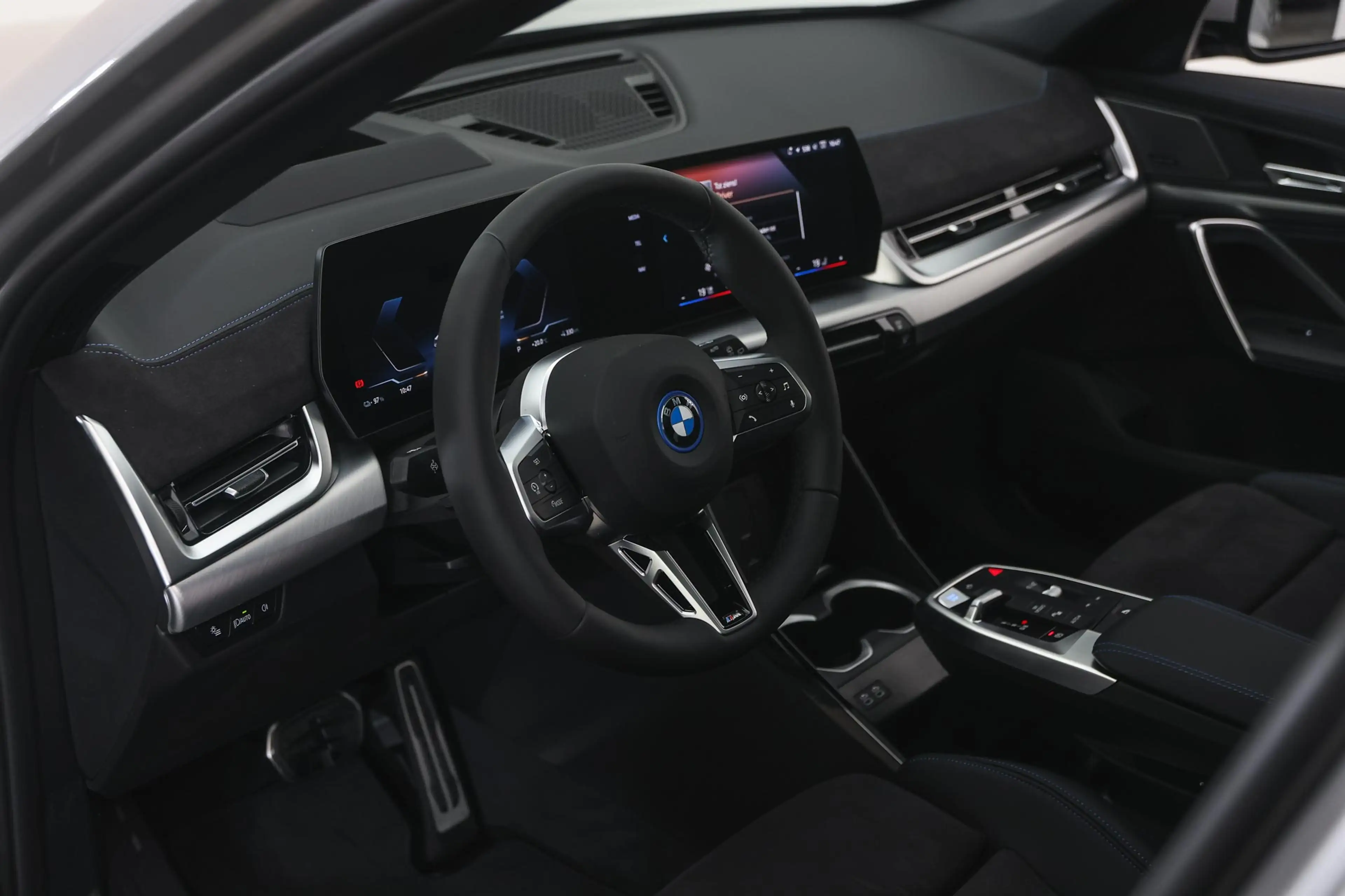 BMW iX1 eDrive20 M Sport / Panoramadak / Trekhaak / Sports — photo 10