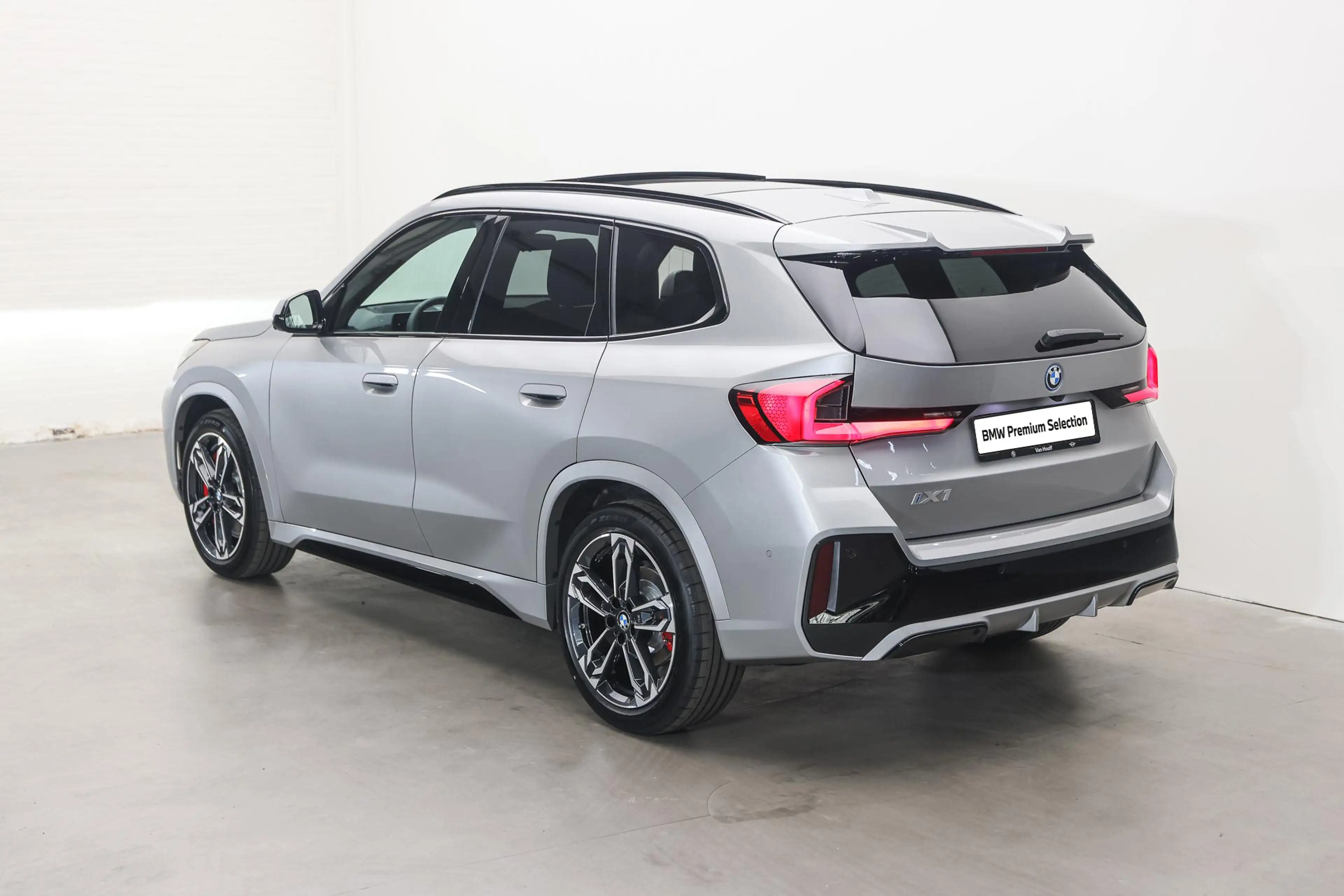 BMW iX1 eDrive20 M Sport / Panoramadak / Trekhaak / Sports — photo 2