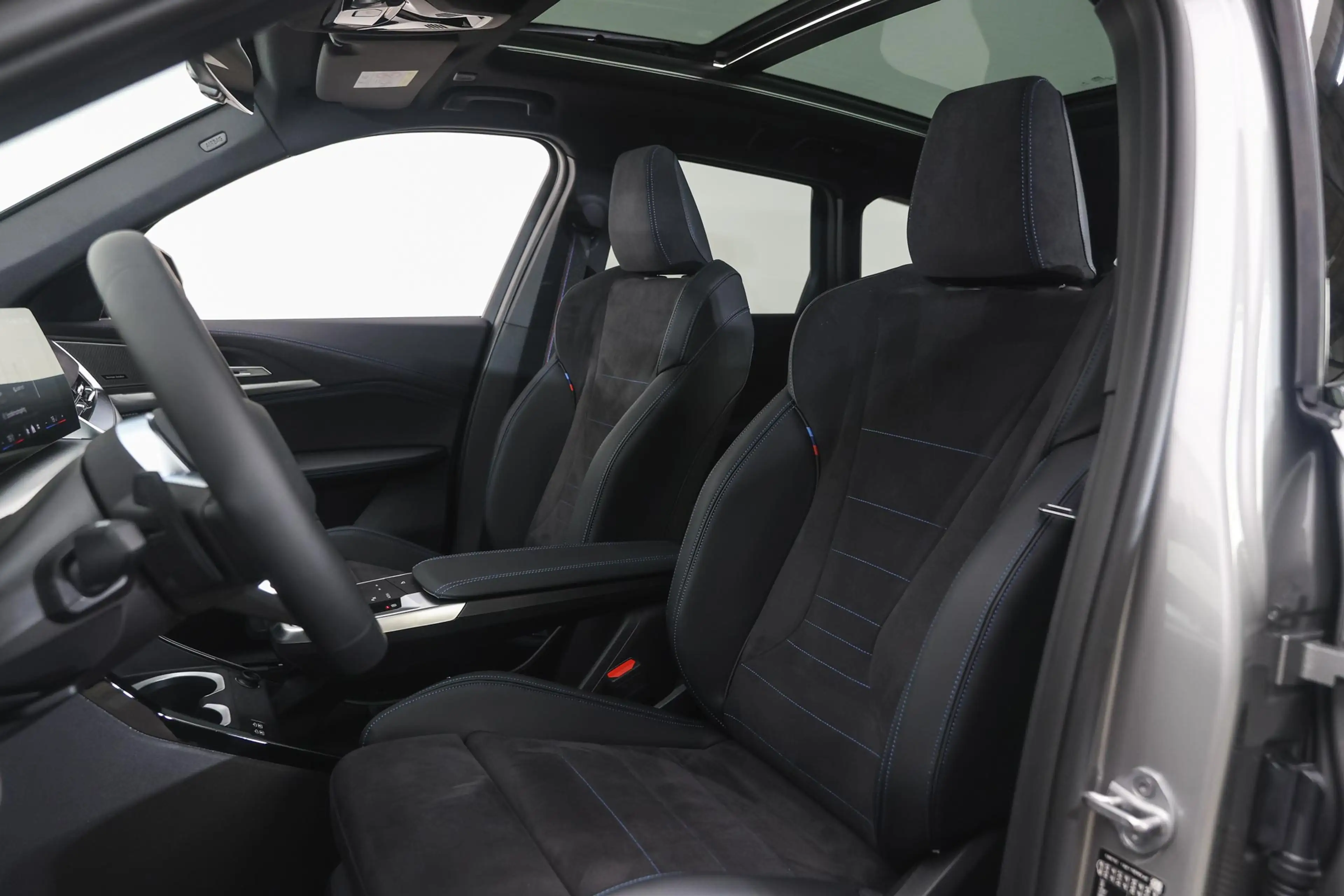 BMW iX1 eDrive20 M Sport / Panoramadak / Trekhaak / Sports — photo 13