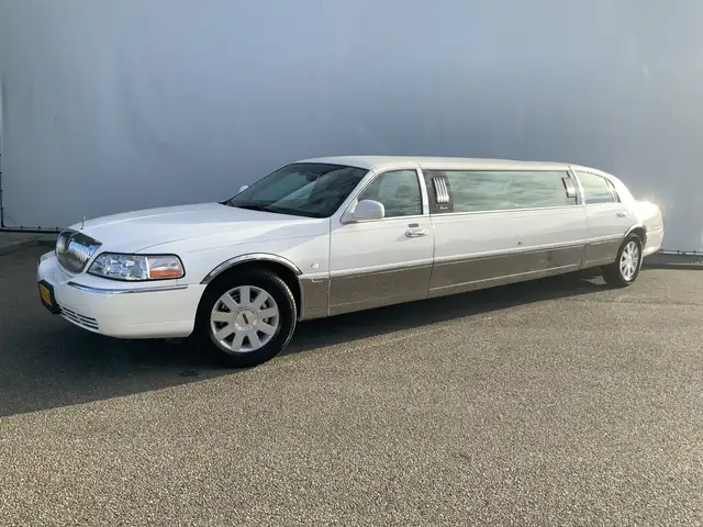 Lincoln Town Car 4.6 Signature Limousine Airco Cruise TV Bar Volle