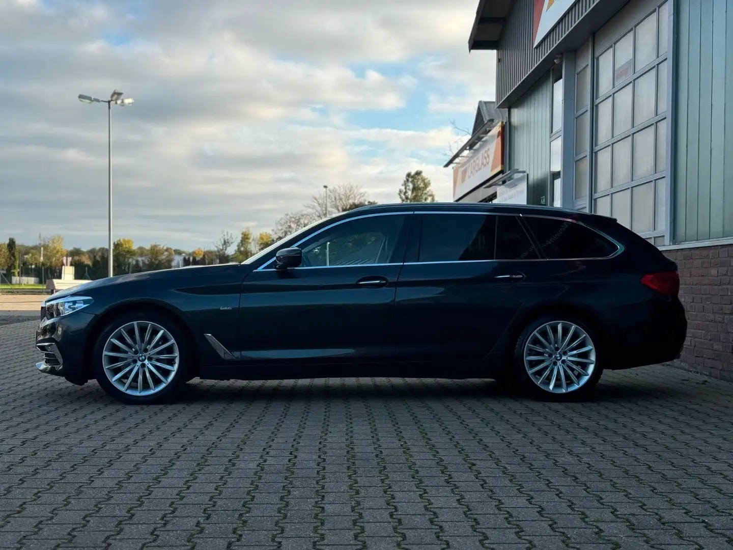 BMW 530 i Luxury Line Panaromadach Grau - 2