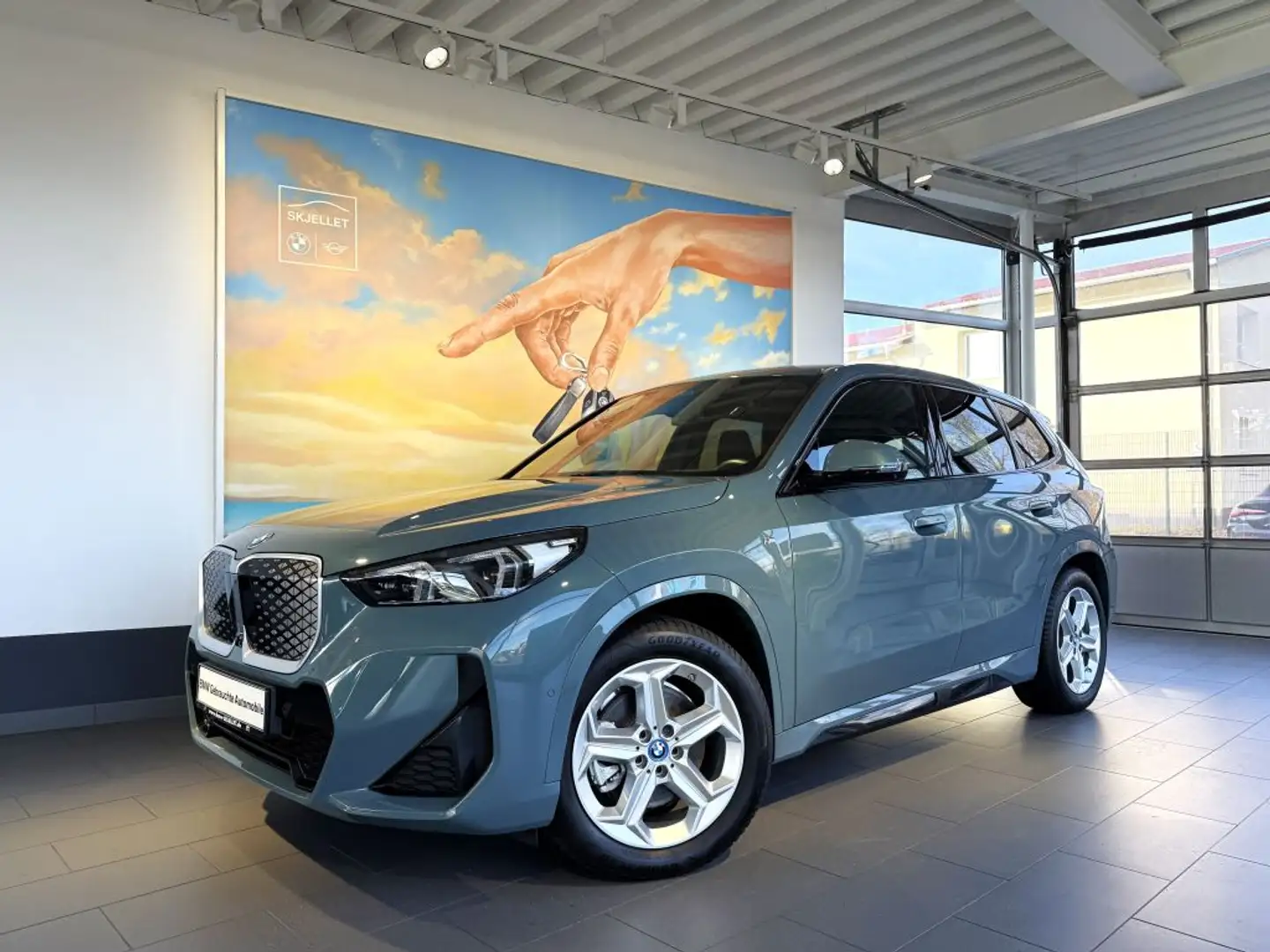 BMW iX1 xDrive30 M SPORT ACC+AHK+HUD+KAM+SPUR+KOMF+ Grün - 1