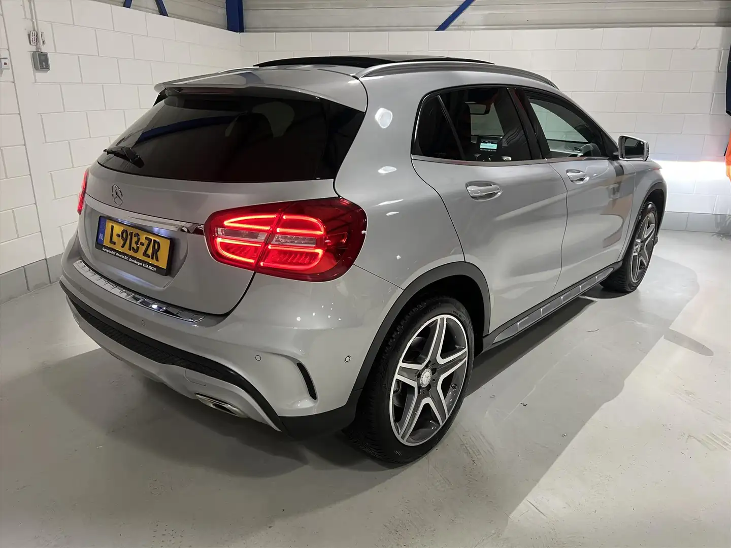 Mercedes-Benz GLA 180 GLA180 AMG AUT7, Pano, Stoelverw, LED, Camera Grijs - 2
