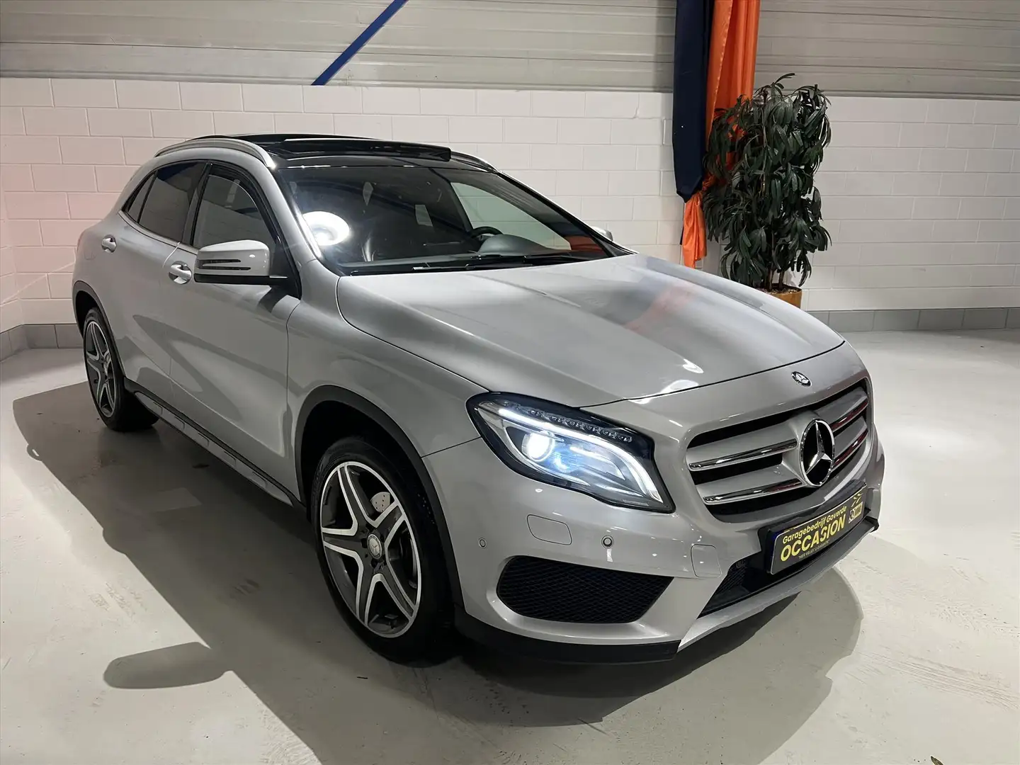 Mercedes-Benz GLA 180 GLA180 AMG AUT7, Pano, Stoelverw, LED, Camera Grijs - 1