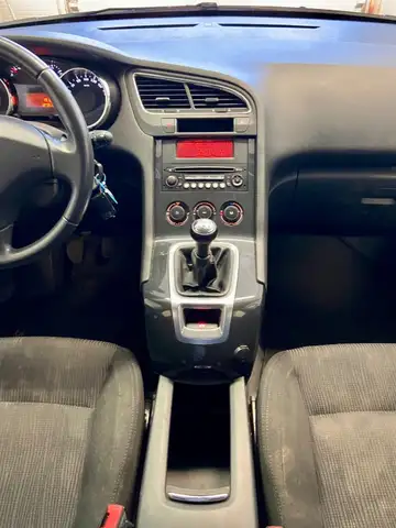 Peugeot 5008 view 9