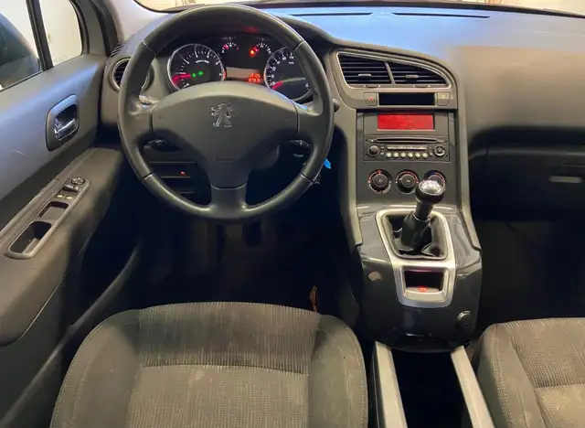 Peugeot 5008 view 2